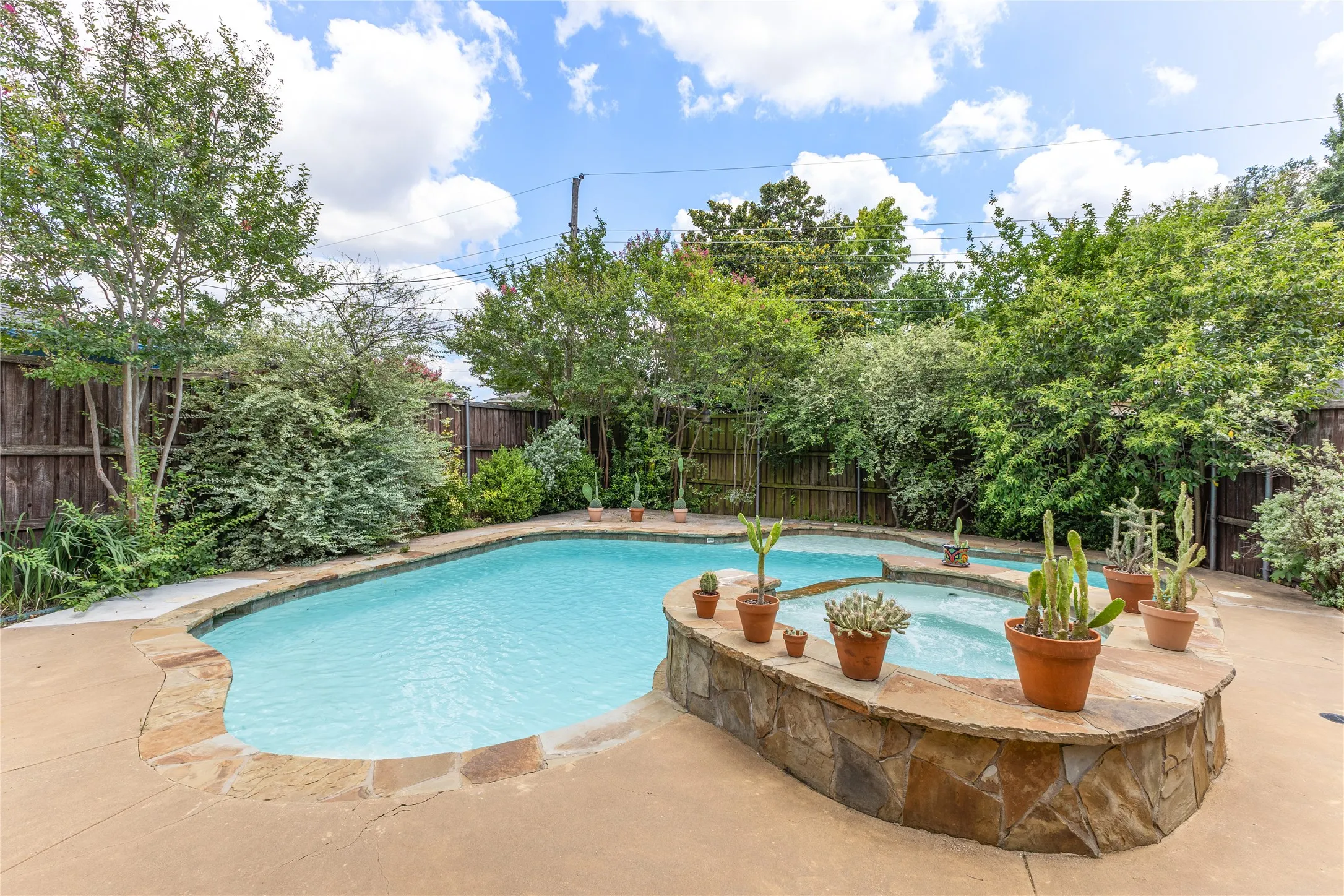 Single Family Residence For Sale in Dallas County , 2304 babalos Lane, Dallas, Texas 75228, 3 Bedroom, 3 Bathroom, 1 Garage spaces, 1,892 Sqft, built in 1968, mls#21310947, Real Estate Agent in Dallas, Homes For Sale in Dallas county, Homes For Sale in Dallas, Realtor in Dallas Texas, Real Estate Brokerage Independent Realty Texas, Luminita Cordes Realtor
