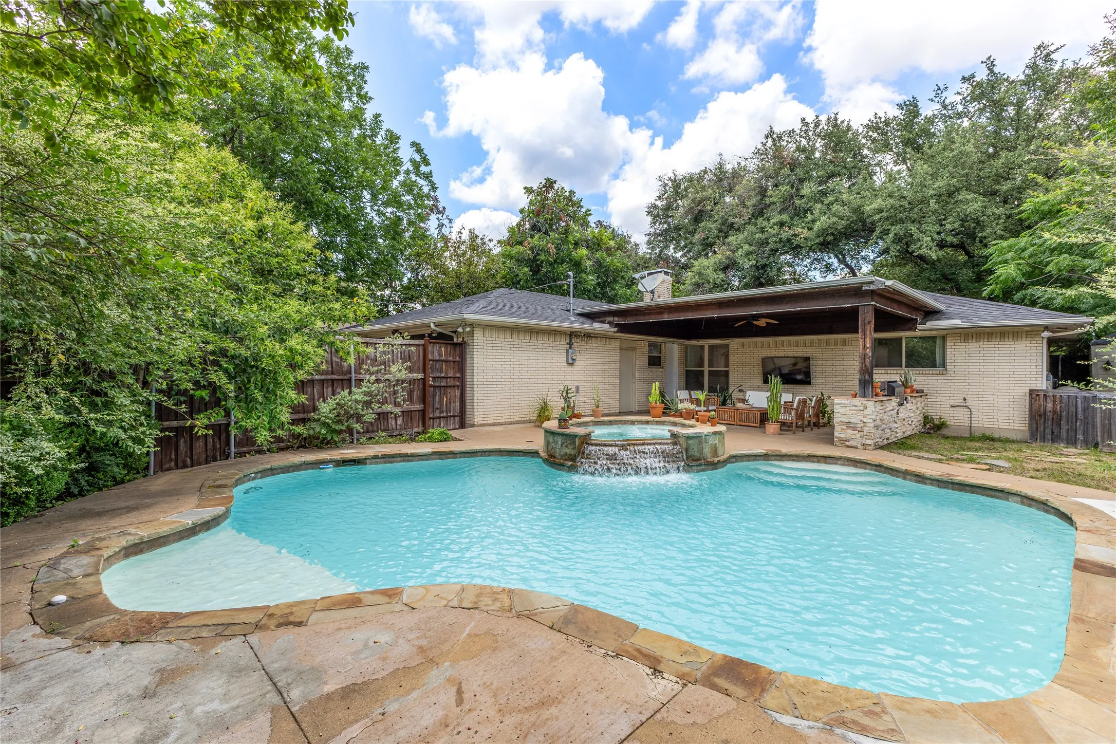 Single Family Residence For Sale in Dallas County , 2304 babalos Lane, Dallas, Texas 75228, 3 Bedroom, 3 Bathroom, 1 Garage spaces, 1,892 Sqft, built in 1968, mls#21310947, Real Estate Agent in Dallas, Homes For Sale in Dallas county, Homes For Sale in Dallas, Realtor in Dallas Texas, Real Estate Brokerage Independent Realty Texas, Luminita Cordes Realtor