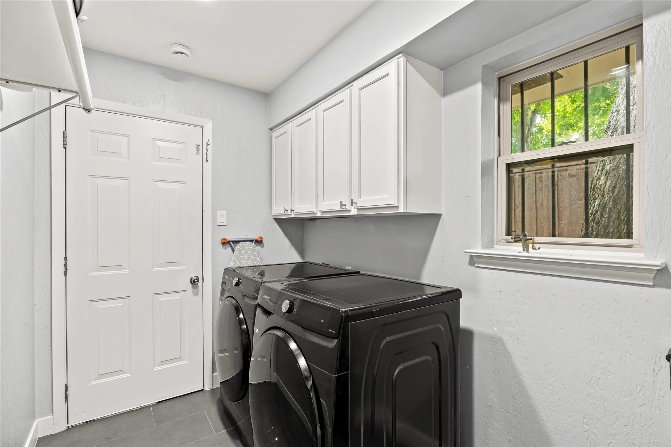 Single Family Residence For Sale in Dallas County , 2304 babalos Lane, Dallas, Texas 75228, 3 Bedroom, 3 Bathroom, 1 Garage spaces, 1,892 Sqft, built in 1968, mls#21310947, Real Estate Agent in Dallas, Homes For Sale in Dallas county, Homes For Sale in Dallas, Realtor in Dallas Texas, Real Estate Brokerage Independent Realty Texas, Luminita Cordes Realtor
