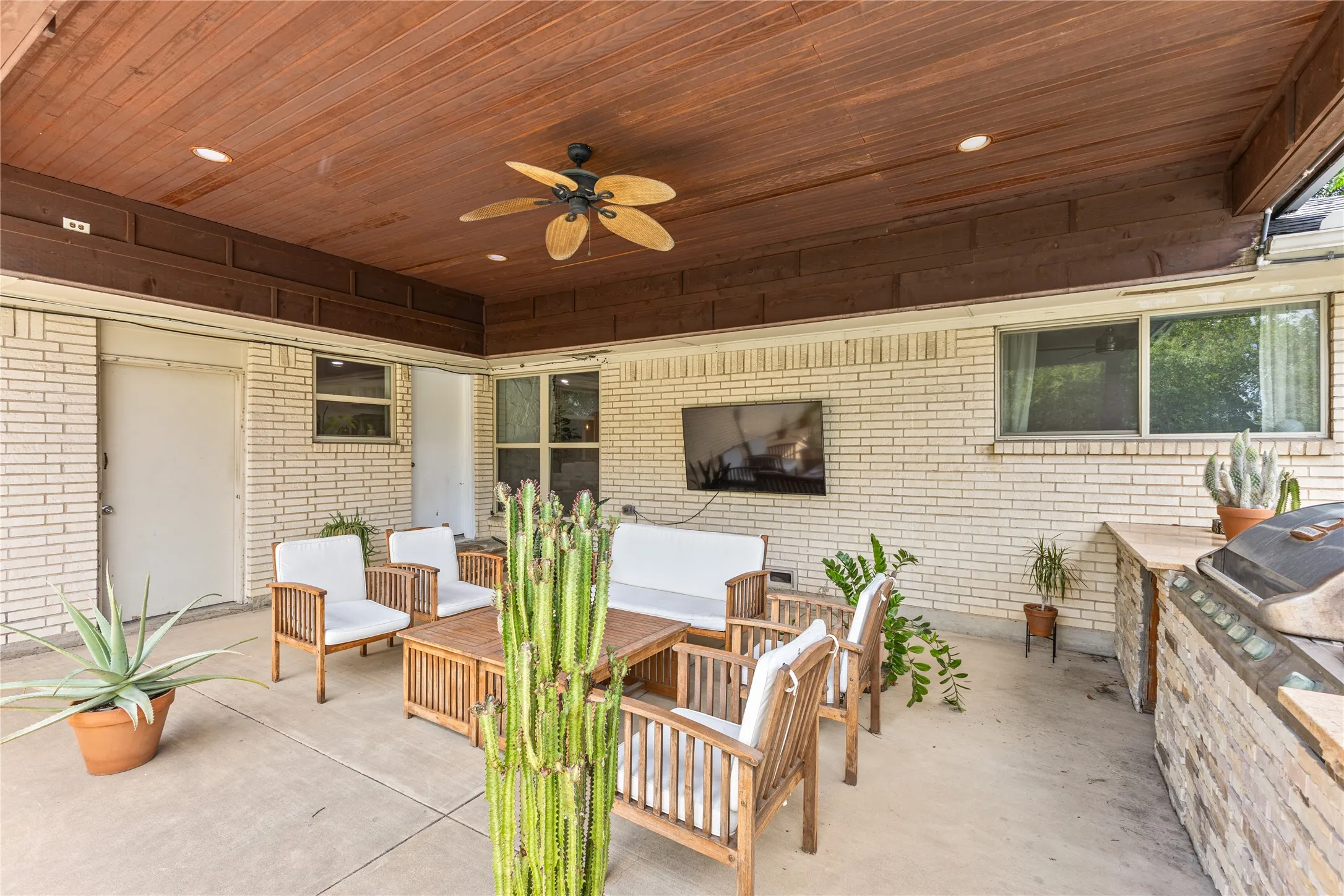 Single Family Residence For Sale in Dallas County , 2304 babalos Lane, Dallas, Texas 75228, 3 Bedroom, 3 Bathroom, 1 Garage spaces, 1,892 Sqft, built in 1968, mls#21310947, Real Estate Agent in Dallas, Homes For Sale in Dallas county, Homes For Sale in Dallas, Realtor in Dallas Texas, Real Estate Brokerage Independent Realty Texas, Luminita Cordes Realtor