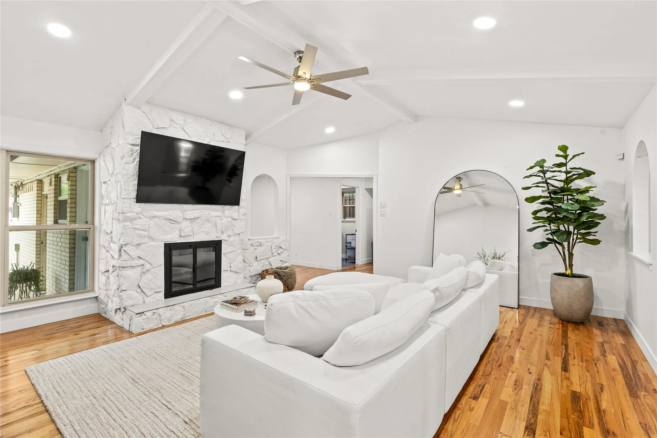 Single Family Residence For Sale in Dallas County , 2304 babalos Lane, Dallas, Texas 75228, 3 Bedroom, 3 Bathroom, 1 Garage spaces, 1,892 Sqft, built in 1968, mls#21310947, Real Estate Agent in Dallas, Homes For Sale in Dallas county, Homes For Sale in Dallas, Realtor in Dallas Texas, Real Estate Brokerage Independent Realty Texas, Luminita Cordes Realtor