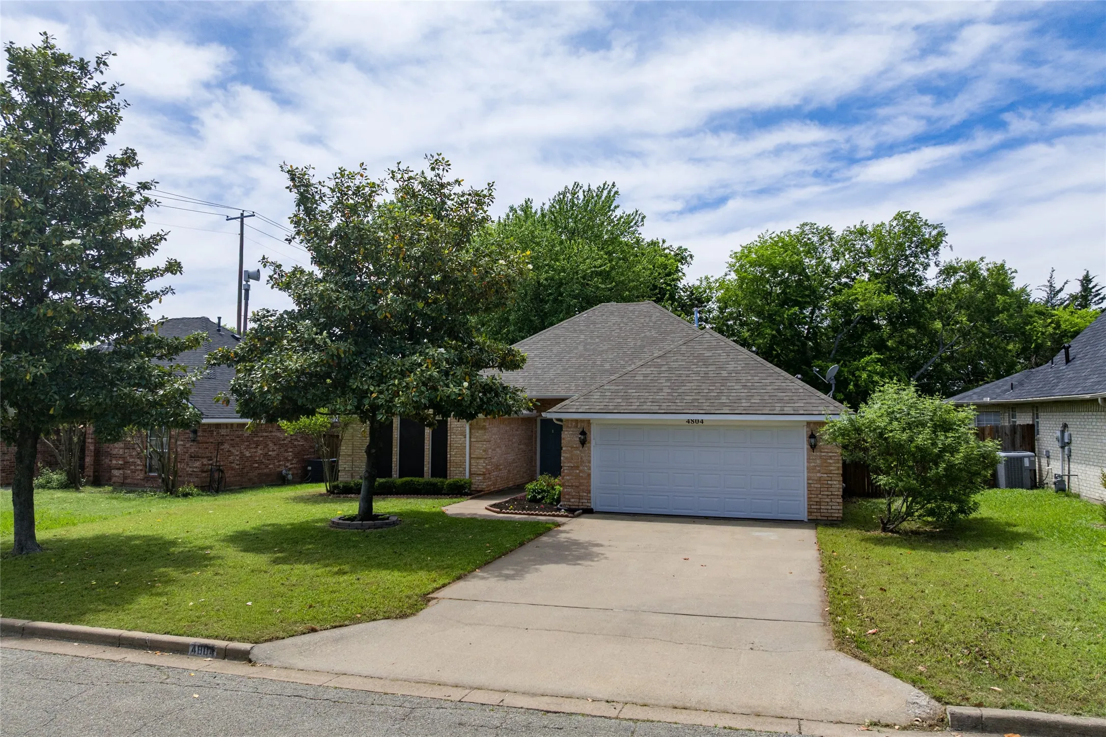 Single Family Residence For Sale in Grayson County , 4804 Hara Lane, Sherman, Texas 75092, 3 Bedroom, 2 Bathroom, 2 Garage spaces, 1,858 Sqft, built in 1997, mls#21310952, Real Estate Agent in Sherman, Homes For Sale in Grayson county, Homes For Sale in Sherman, Realtor in Sherman Texas, Real Estate Brokerage Independent Realty Texas, Luminita Cordes Realtor