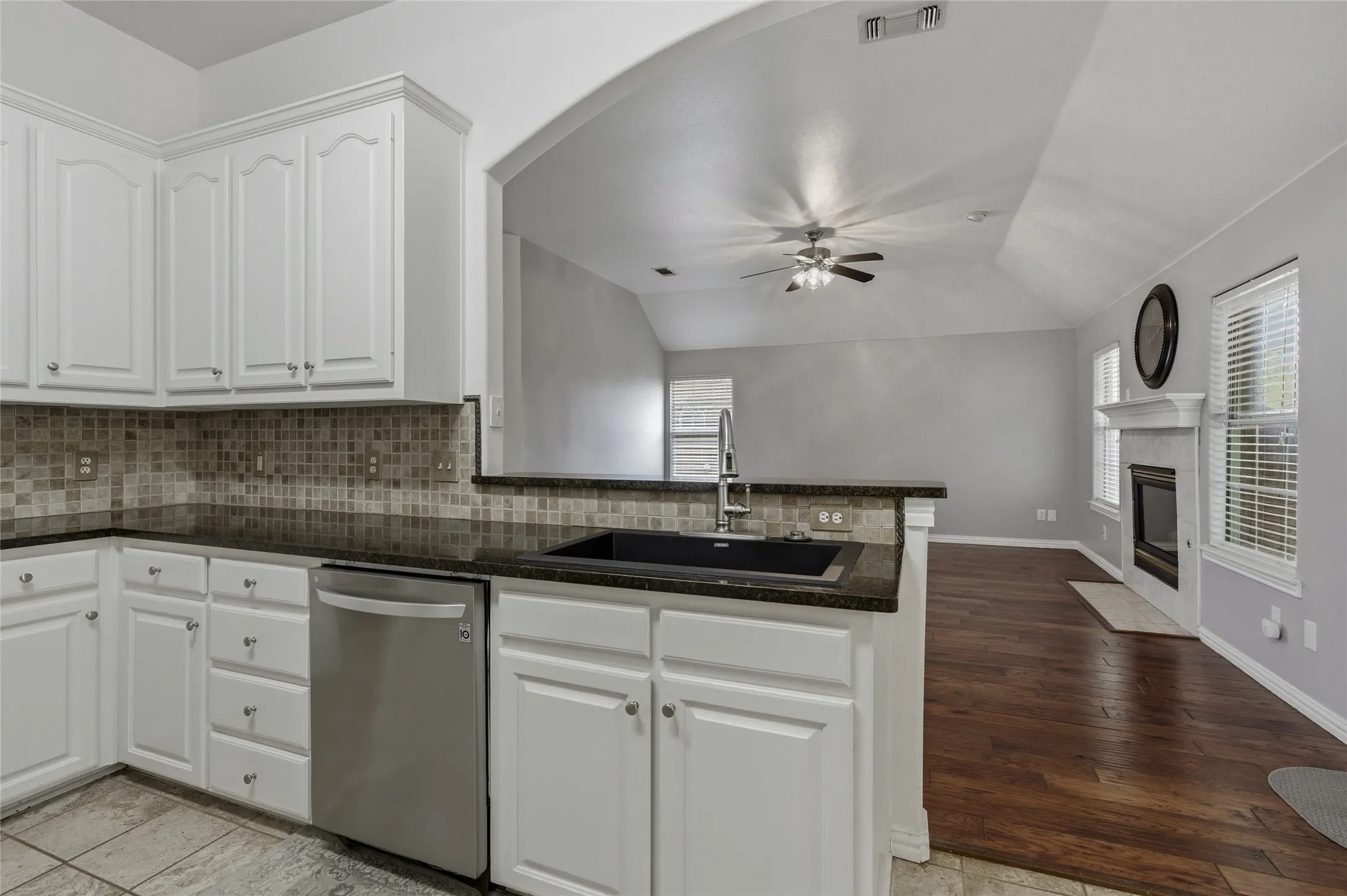 Single Family Residence For Sale in Grayson County , 4804 Hara Lane, Sherman, Texas 75092, 3 Bedroom, 2 Bathroom, 2 Garage spaces, 1,858 Sqft, built in 1997, mls#21310952, Real Estate Agent in Sherman, Homes For Sale in Grayson county, Homes For Sale in Sherman, Realtor in Sherman Texas, Real Estate Brokerage Independent Realty Texas, Luminita Cordes Realtor