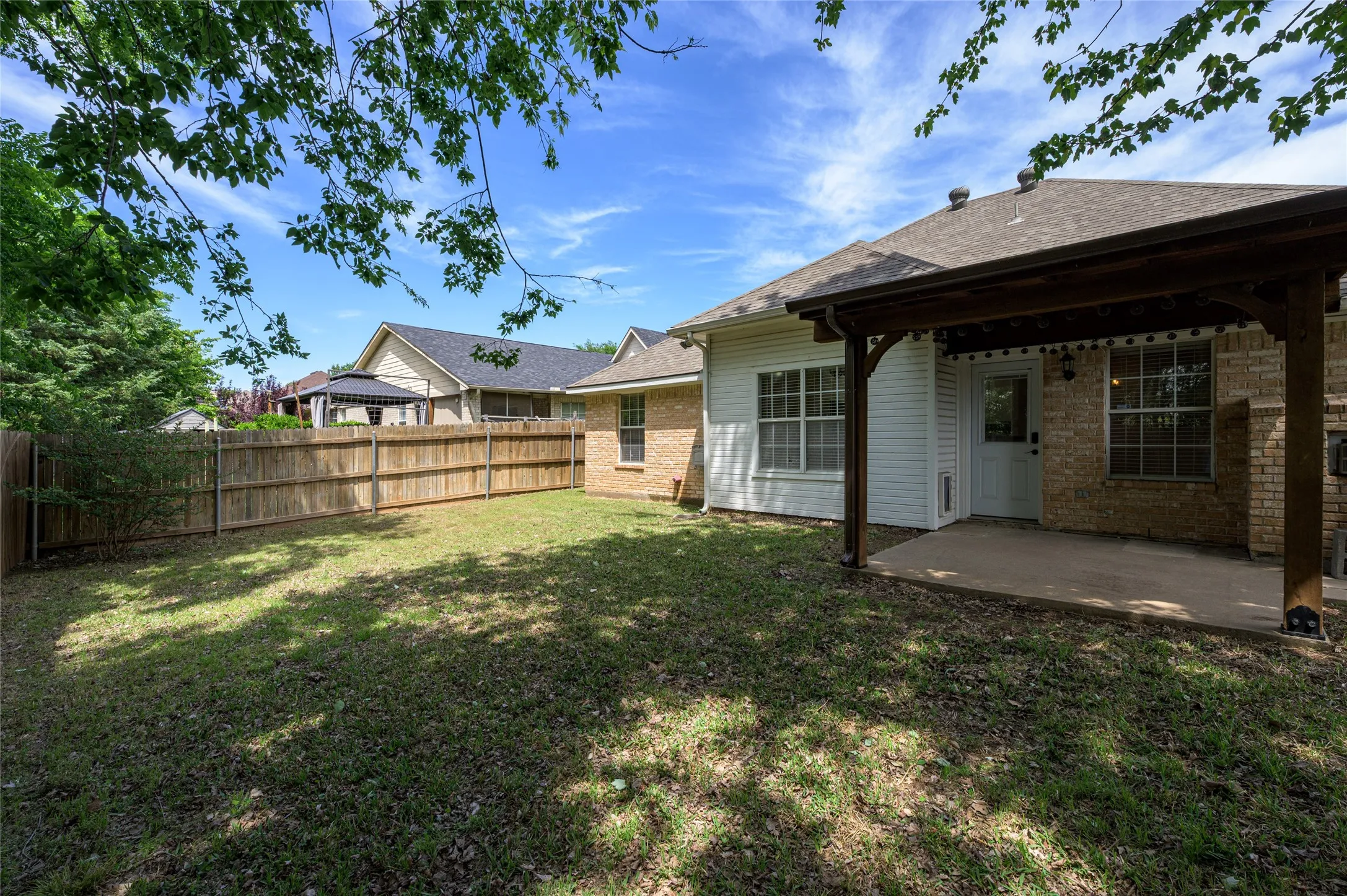 Single Family Residence For Sale in Grayson County , 4804 Hara Lane, Sherman, Texas 75092, 3 Bedroom, 2 Bathroom, 2 Garage spaces, 1,858 Sqft, built in 1997, mls#21310952, Real Estate Agent in Sherman, Homes For Sale in Grayson county, Homes For Sale in Sherman, Realtor in Sherman Texas, Real Estate Brokerage Independent Realty Texas, Luminita Cordes Realtor