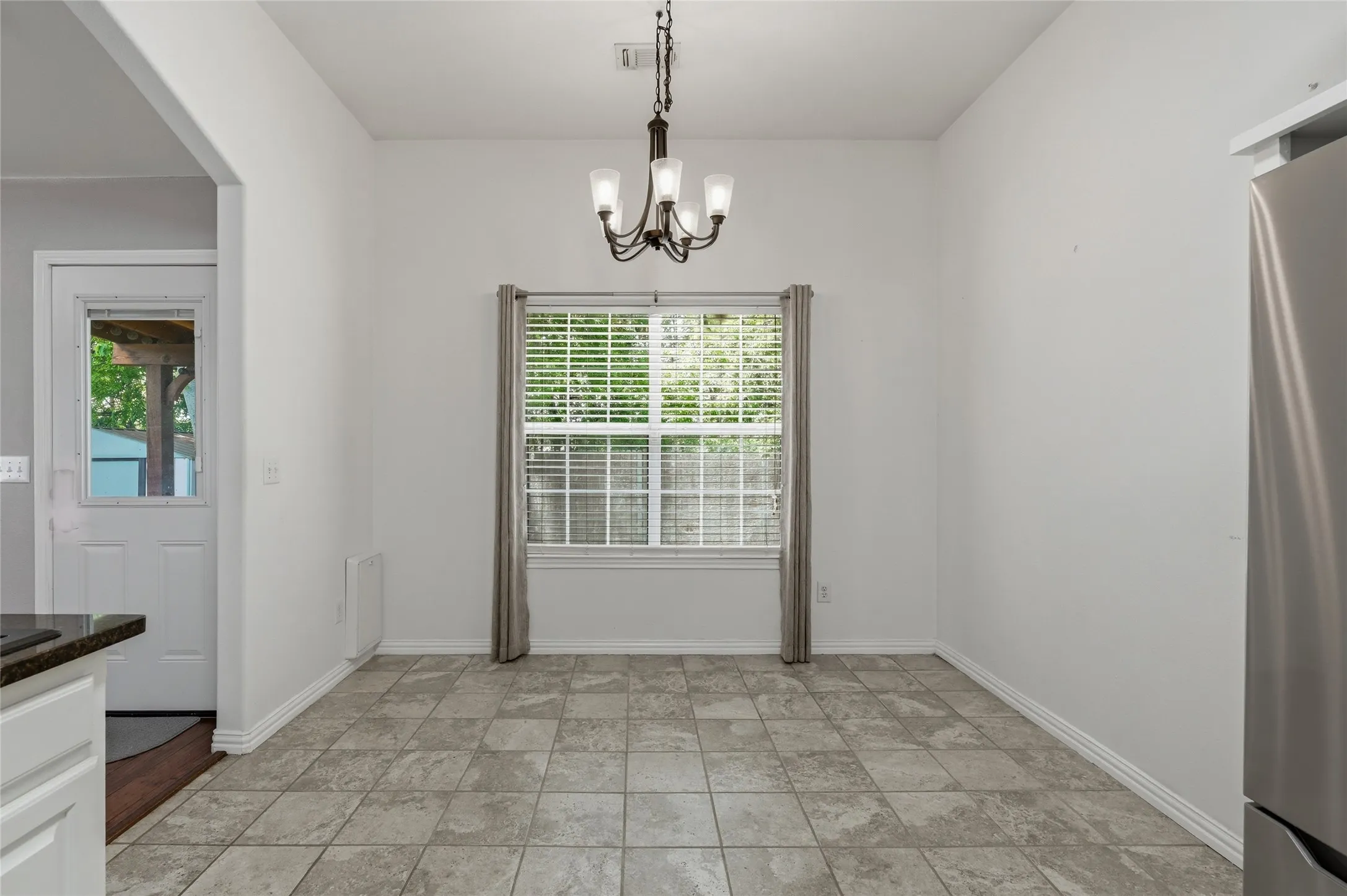 Single Family Residence For Sale in Grayson County , 4804 Hara Lane, Sherman, Texas 75092, 3 Bedroom, 2 Bathroom, 2 Garage spaces, 1,858 Sqft, built in 1997, mls#21310952, Real Estate Agent in Sherman, Homes For Sale in Grayson county, Homes For Sale in Sherman, Realtor in Sherman Texas, Real Estate Brokerage Independent Realty Texas, Luminita Cordes Realtor