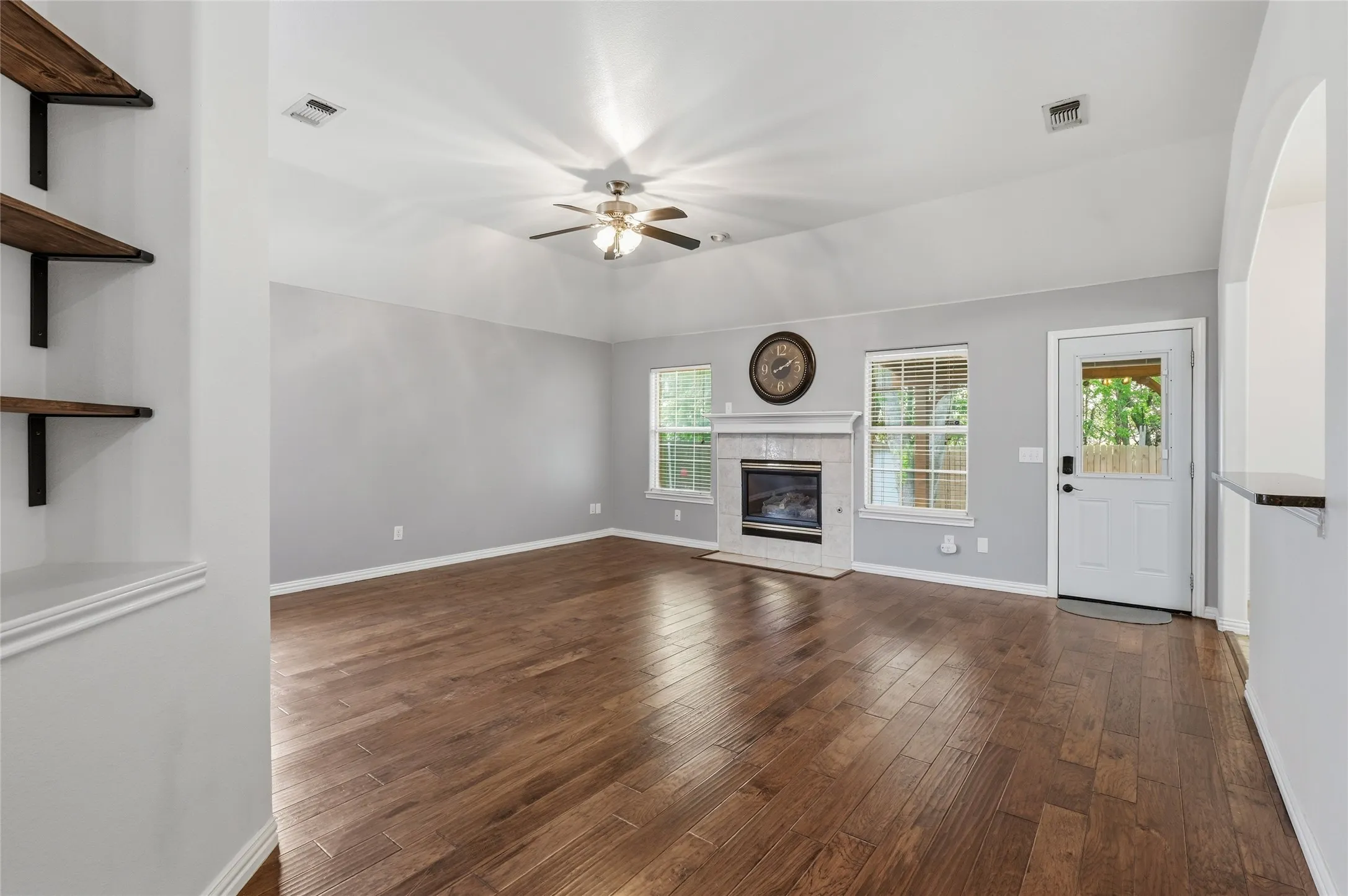 Single Family Residence For Sale in Grayson County , 4804 Hara Lane, Sherman, Texas 75092, 3 Bedroom, 2 Bathroom, 2 Garage spaces, 1,858 Sqft, built in 1997, mls#21310952, Real Estate Agent in Sherman, Homes For Sale in Grayson county, Homes For Sale in Sherman, Realtor in Sherman Texas, Real Estate Brokerage Independent Realty Texas, Luminita Cordes Realtor