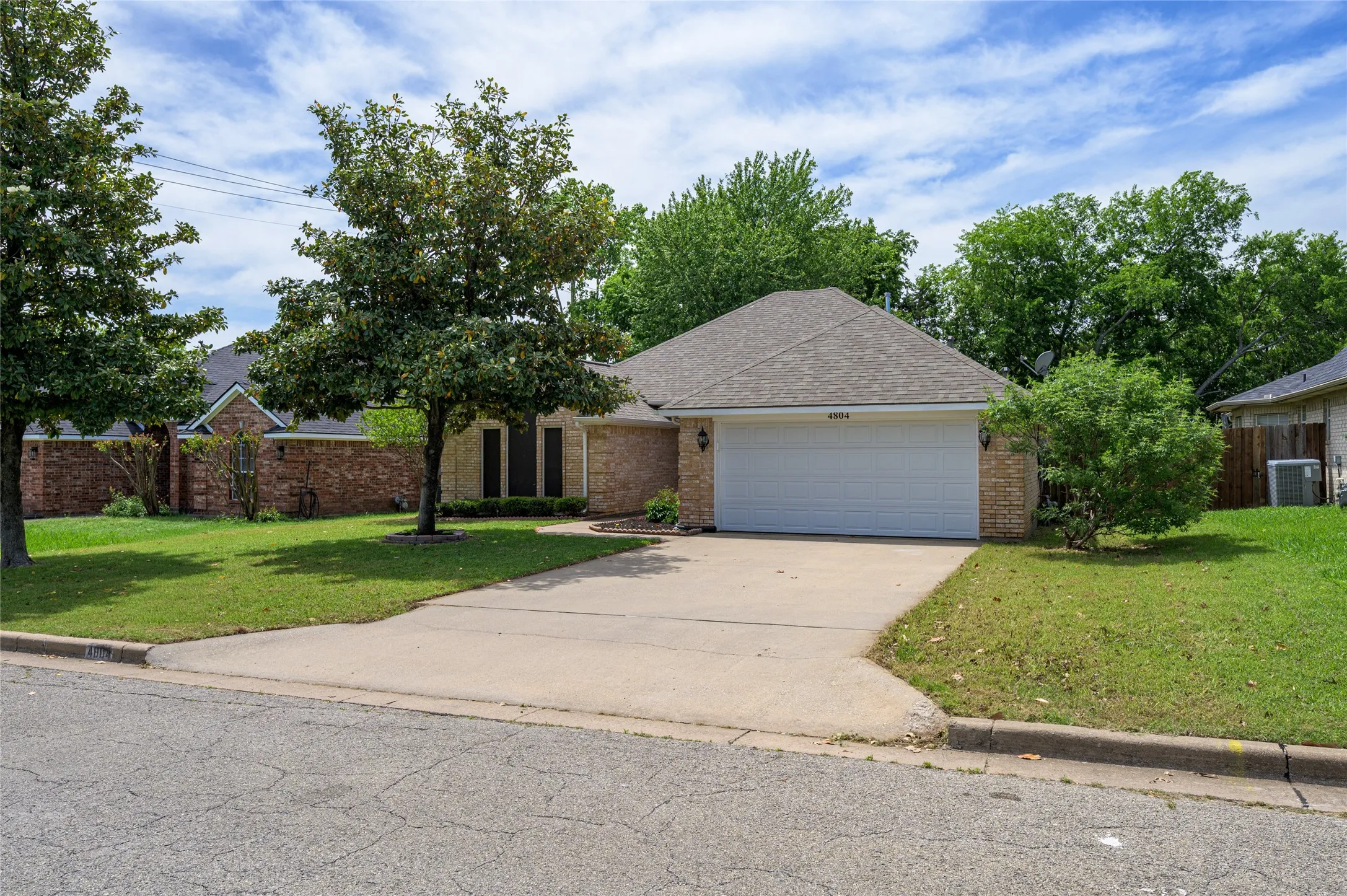 Single Family Residence For Sale in Grayson County , 4804 Hara Lane, Sherman, Texas 75092, 3 Bedroom, 2 Bathroom, 2 Garage spaces, 1,858 Sqft, built in 1997, mls#21310952, Real Estate Agent in Sherman, Homes For Sale in Grayson county, Homes For Sale in Sherman, Realtor in Sherman Texas, Real Estate Brokerage Independent Realty Texas, Luminita Cordes Realtor