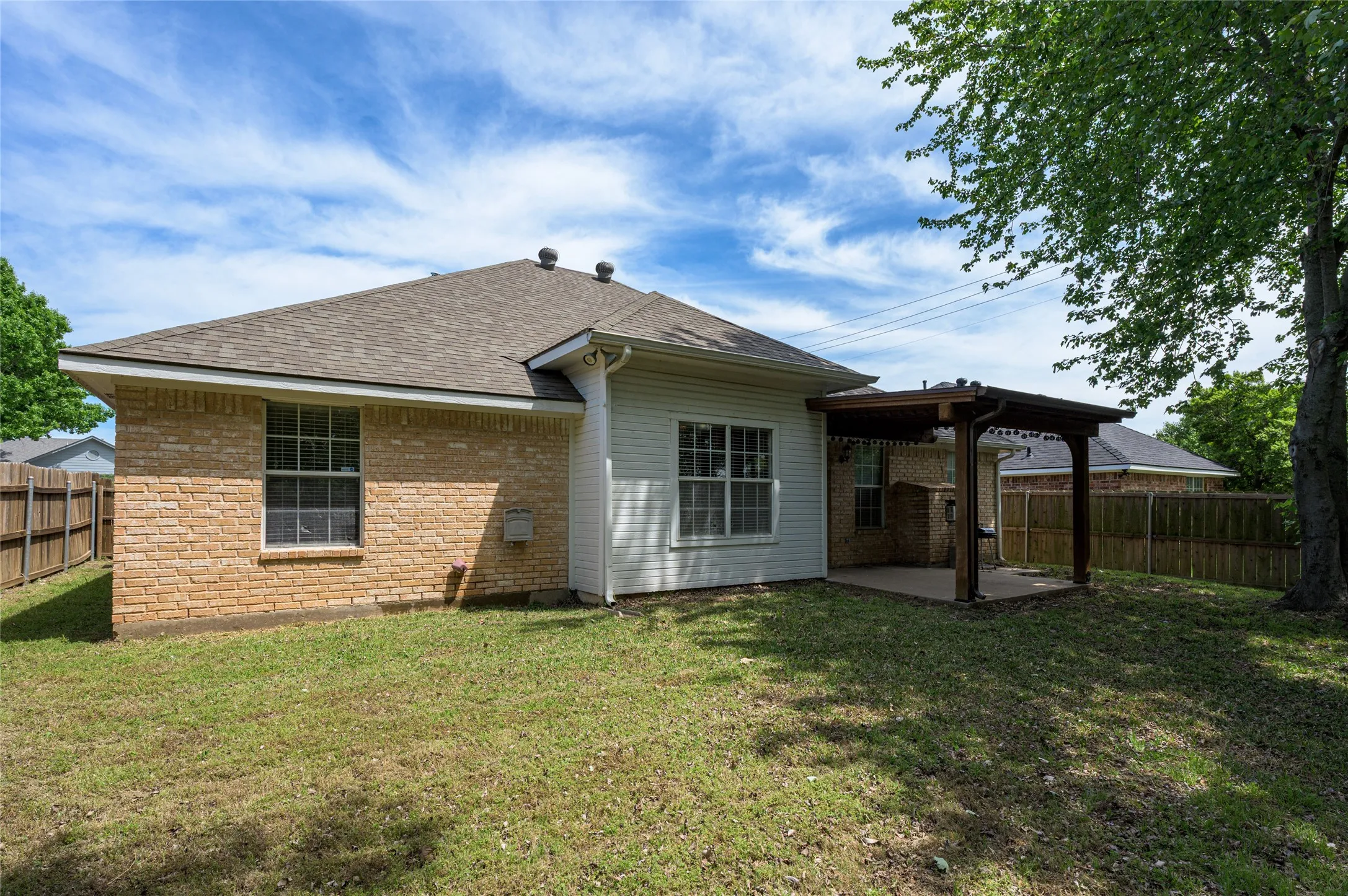 Single Family Residence For Sale in Grayson County , 4804 Hara Lane, Sherman, Texas 75092, 3 Bedroom, 2 Bathroom, 2 Garage spaces, 1,858 Sqft, built in 1997, mls#21310952, Real Estate Agent in Sherman, Homes For Sale in Grayson county, Homes For Sale in Sherman, Realtor in Sherman Texas, Real Estate Brokerage Independent Realty Texas, Luminita Cordes Realtor