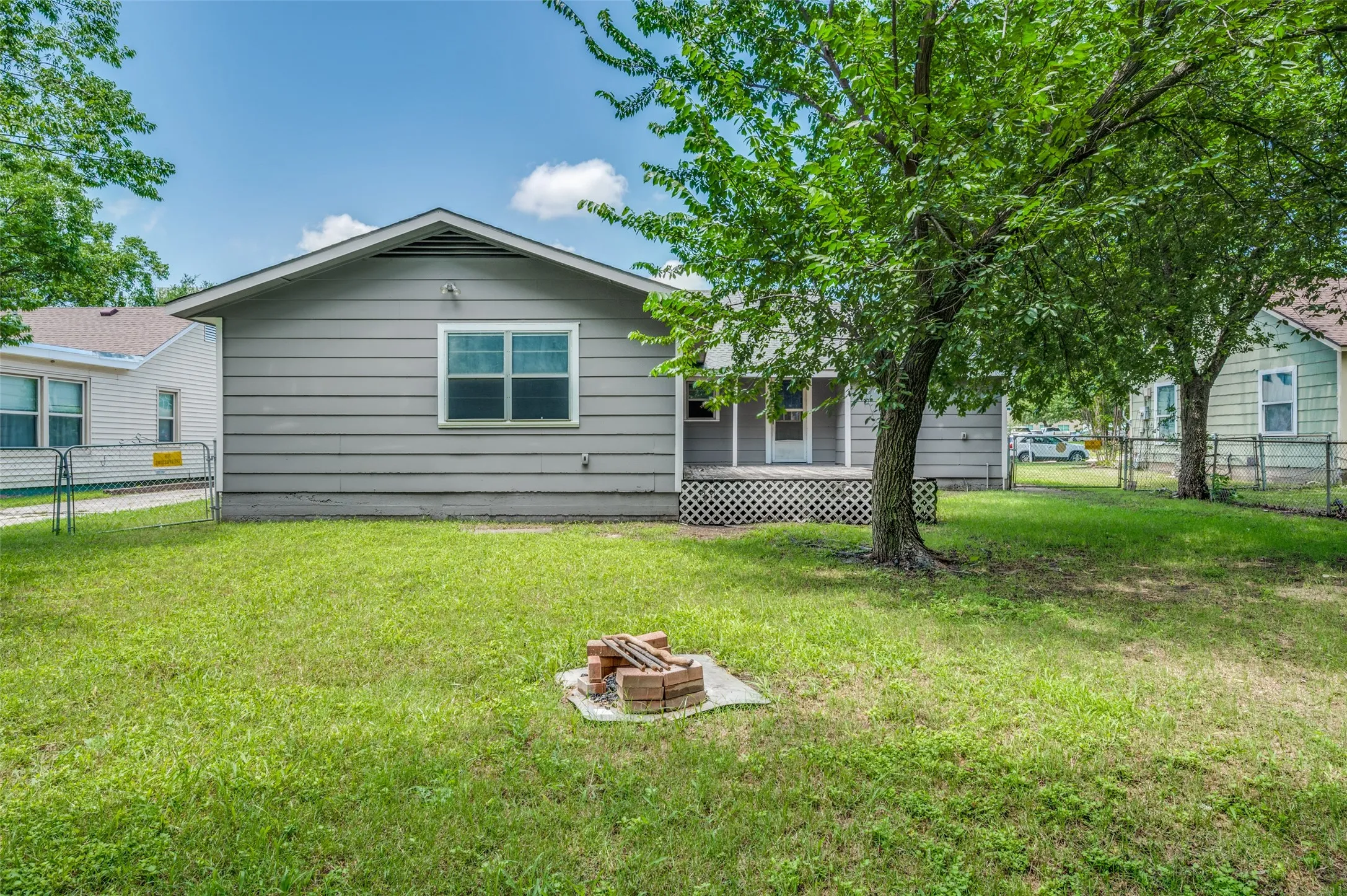 Single Family Residence For Sale in Cooke County , 1814 Refinery Road, Gainesville, Texas 76240, 3 Bedroom, 2 Bathroom, Garage spaces, 1,673 Sqft, built in 1950, mls#21310981, Real Estate Agent in Gainesville, Homes For Sale in Cooke county, Homes For Sale in Gainesville, Realtor in Gainesville Texas, Real Estate Brokerage Independent Realty Texas, Luminita Cordes Realtor