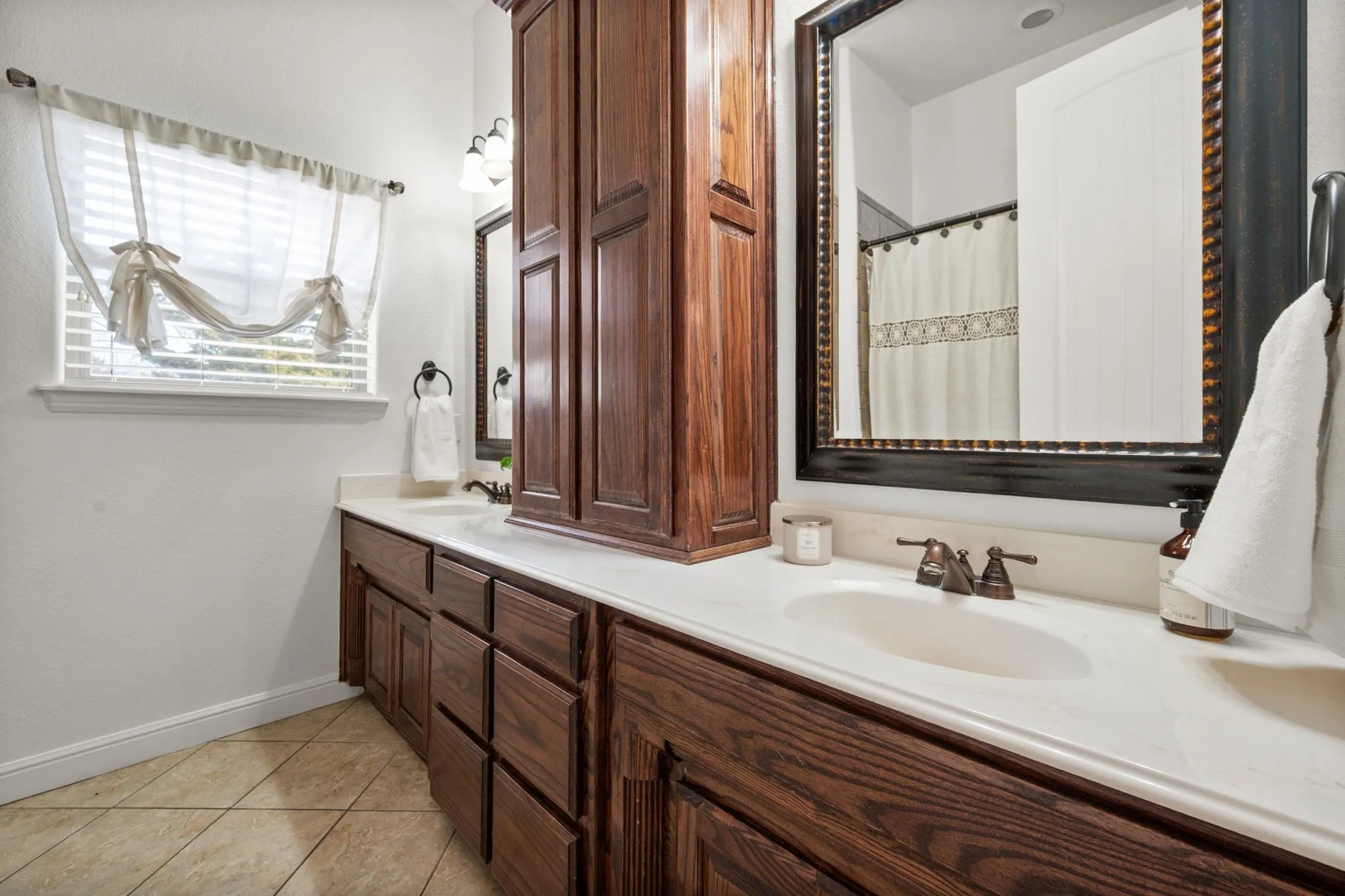 Single Family Residence For Sale in Ellis County , 3840 Angela Court, Midlothian, Texas 76065, 6 Bedroom, 5 Bathroom, 3 Garage spaces, 5,046 Sqft, built in 2007, mls#21310471, Real Estate Agent in Midlothian, Homes For Sale in Ellis county, Homes For Sale in Midlothian, Realtor in Midlothian Texas, Real Estate Brokerage Independent Realty Texas, Luminita Cordes Realtor