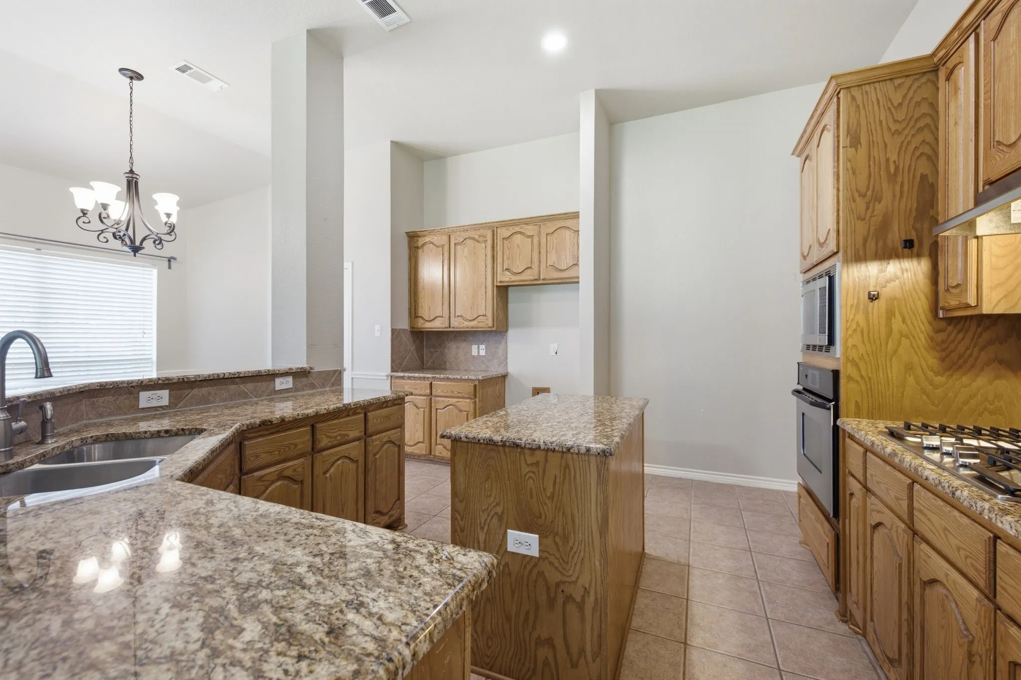 Single Family Residence For Sale in Tarrant County , 10 Saddlewood Court, Mansfield, Texas 76063, 4 Bedroom, 3 Bathroom, 2 Garage spaces, 3,035 Sqft, built in 2003, mls#21311014, Real Estate Agent in Mansfield, Homes For Sale in Tarrant county, Homes For Sale in Mansfield, Realtor in Mansfield Texas, Real Estate Brokerage Independent Realty Texas, Luminita Cordes Realtor