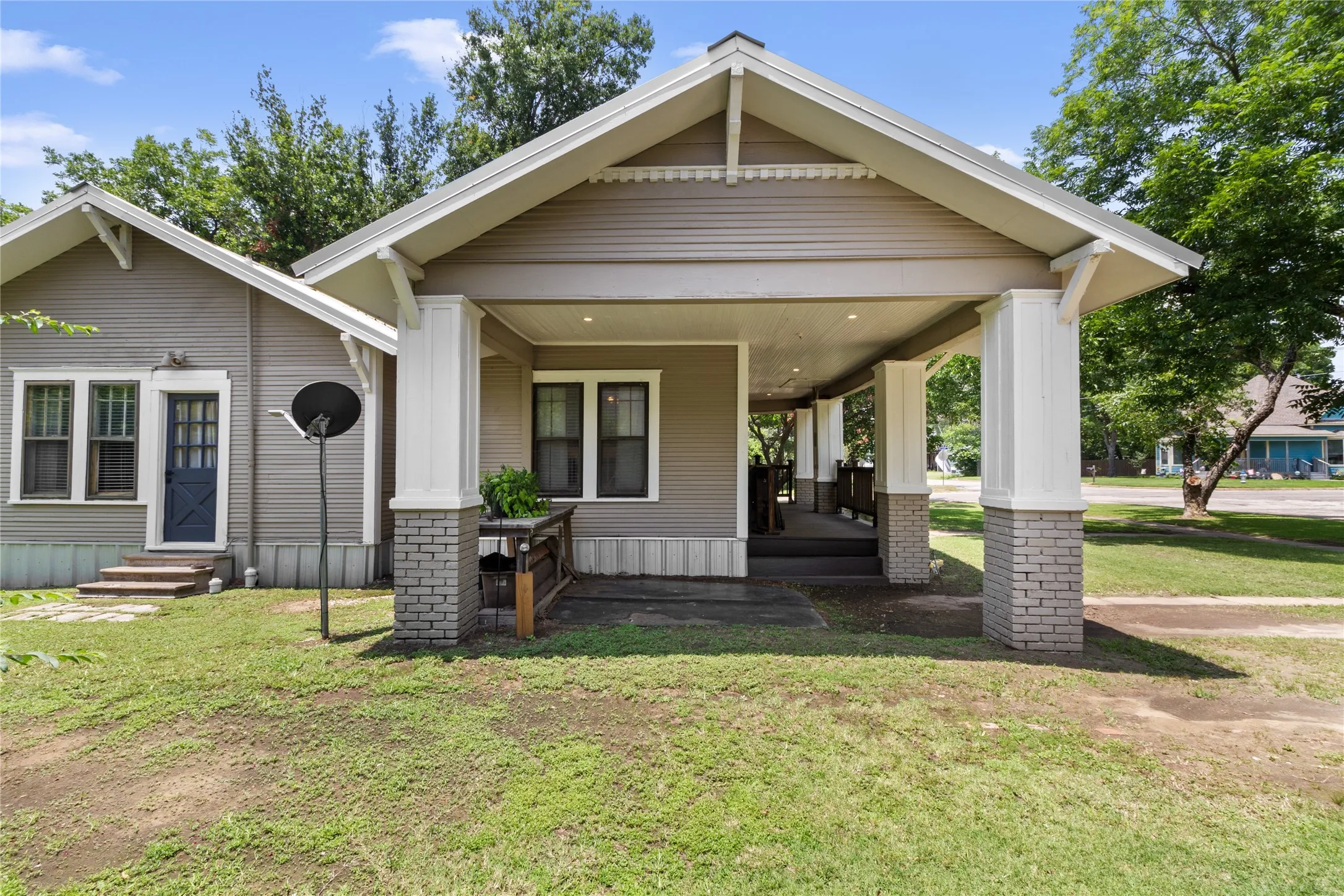 Single Family Residence For Sale in Freestone County , 600 Elm Street, Teague, Texas 75860, 4 Bedroom, 2 Bathroom, Garage spaces, 2,238 Sqft, built in 1955, mls#21308880, Real Estate Agent in Teague, Homes For Sale in Freestone county, Homes For Sale in Teague, Realtor in Teague Texas, Real Estate Brokerage Independent Realty Texas, Luminita Cordes Realtor