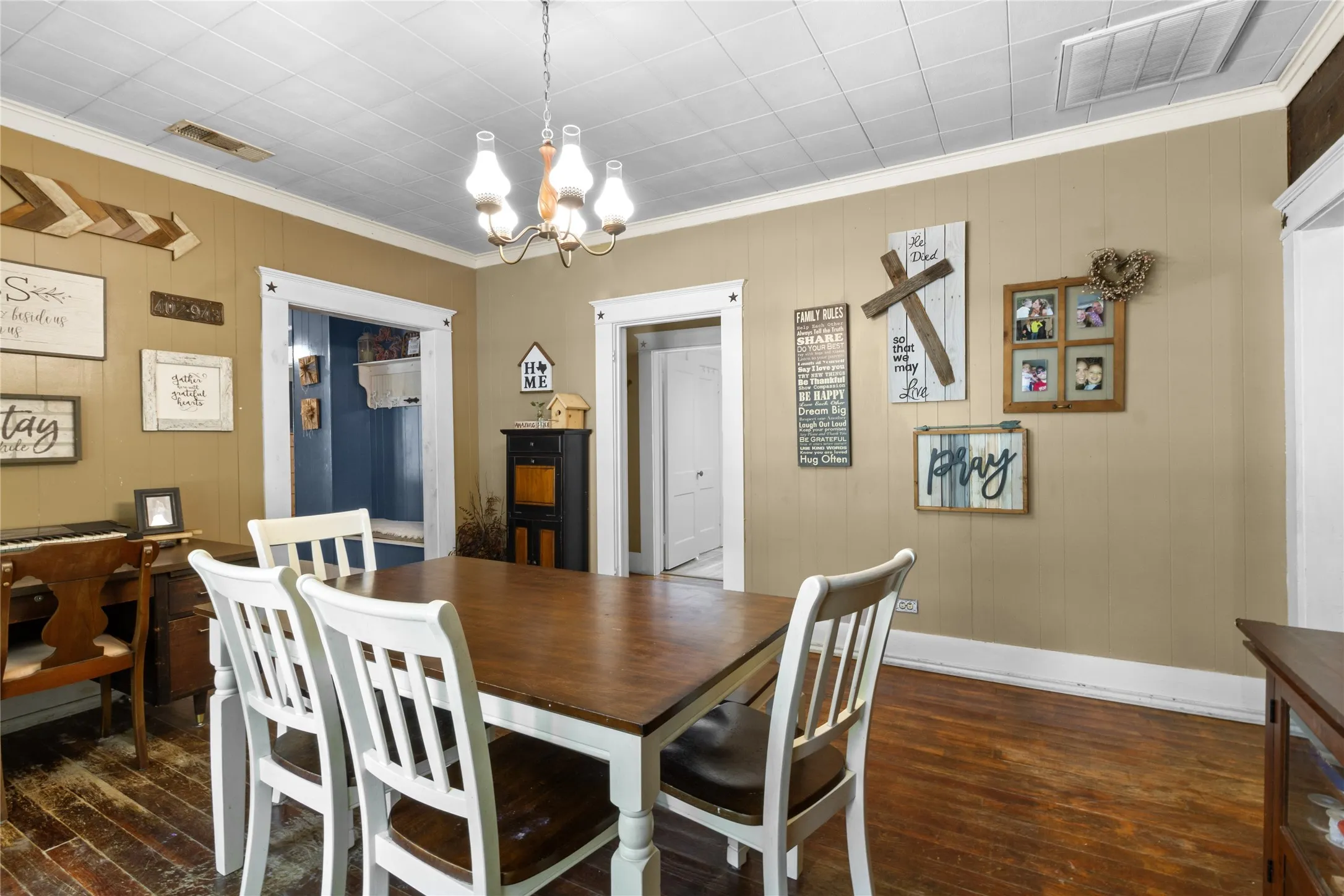 Single Family Residence For Sale in Freestone County , 600 Elm Street, Teague, Texas 75860, 4 Bedroom, 2 Bathroom, Garage spaces, 2,238 Sqft, built in 1955, mls#21308880, Real Estate Agent in Teague, Homes For Sale in Freestone county, Homes For Sale in Teague, Realtor in Teague Texas, Real Estate Brokerage Independent Realty Texas, Luminita Cordes Realtor