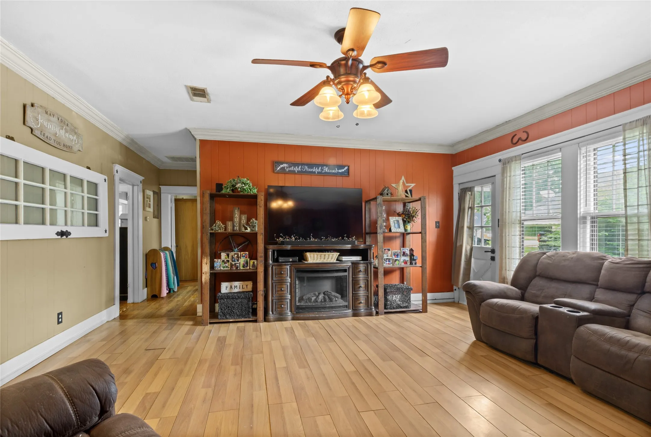 Single Family Residence For Sale in Freestone County , 600 Elm Street, Teague, Texas 75860, 4 Bedroom, 2 Bathroom, Garage spaces, 2,238 Sqft, built in 1955, mls#21308880, Real Estate Agent in Teague, Homes For Sale in Freestone county, Homes For Sale in Teague, Realtor in Teague Texas, Real Estate Brokerage Independent Realty Texas, Luminita Cordes Realtor