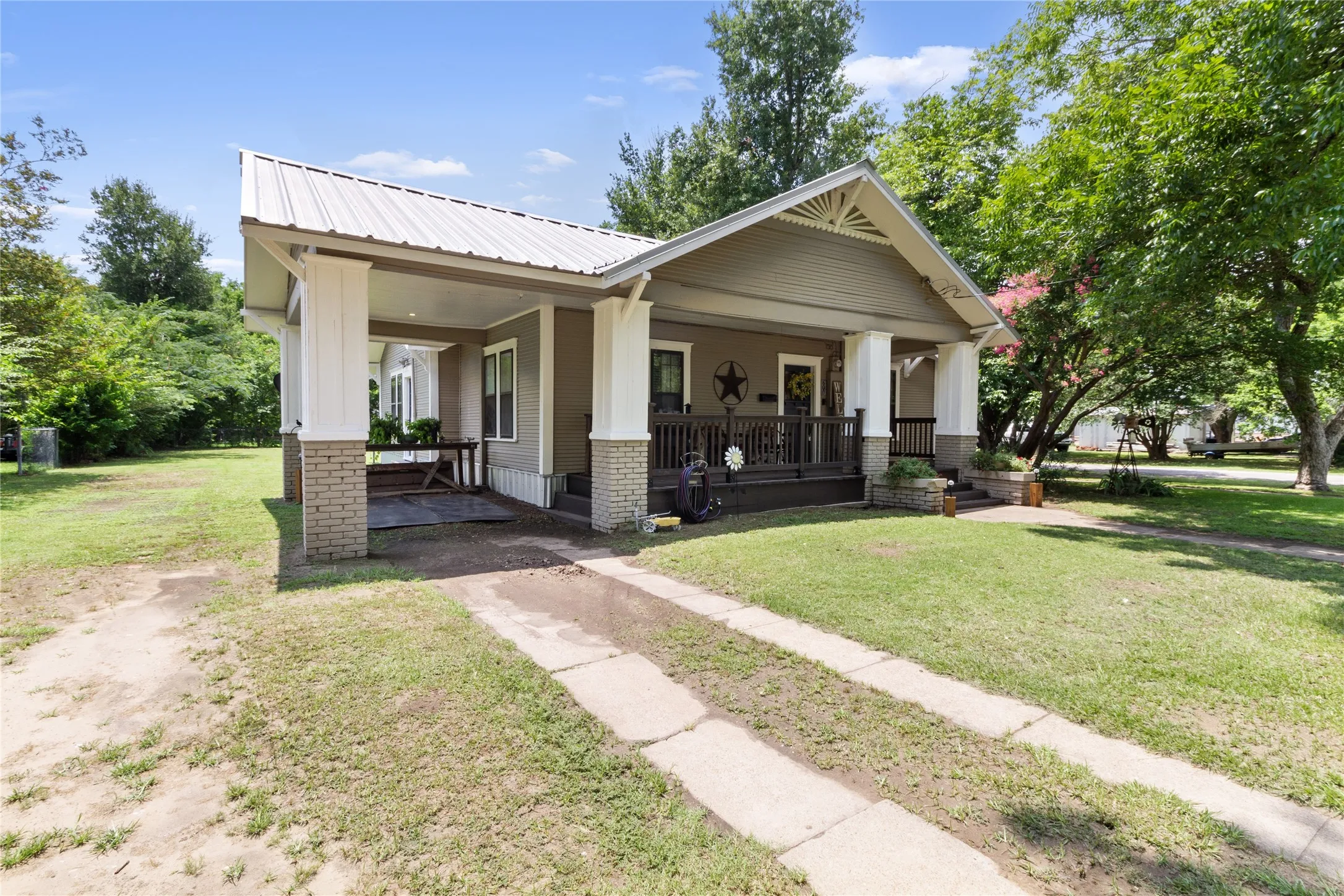 Single Family Residence For Sale in Freestone County , 600 Elm Street, Teague, Texas 75860, 4 Bedroom, 2 Bathroom, Garage spaces, 2,238 Sqft, built in 1955, mls#21308880, Real Estate Agent in Teague, Homes For Sale in Freestone county, Homes For Sale in Teague, Realtor in Teague Texas, Real Estate Brokerage Independent Realty Texas, Luminita Cordes Realtor