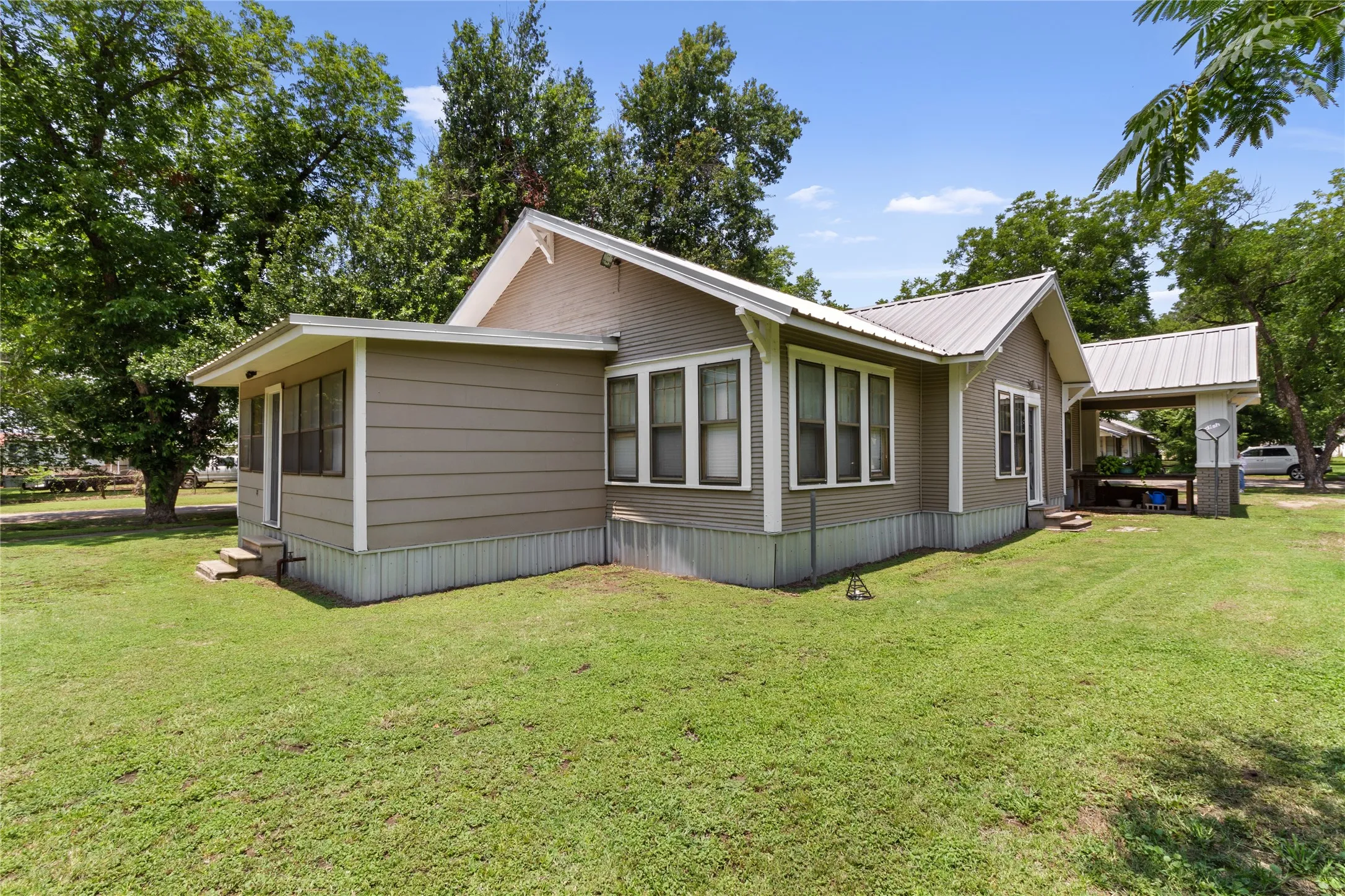 Single Family Residence For Sale in Freestone County , 600 Elm Street, Teague, Texas 75860, 4 Bedroom, 2 Bathroom, Garage spaces, 2,238 Sqft, built in 1955, mls#21308880, Real Estate Agent in Teague, Homes For Sale in Freestone county, Homes For Sale in Teague, Realtor in Teague Texas, Real Estate Brokerage Independent Realty Texas, Luminita Cordes Realtor