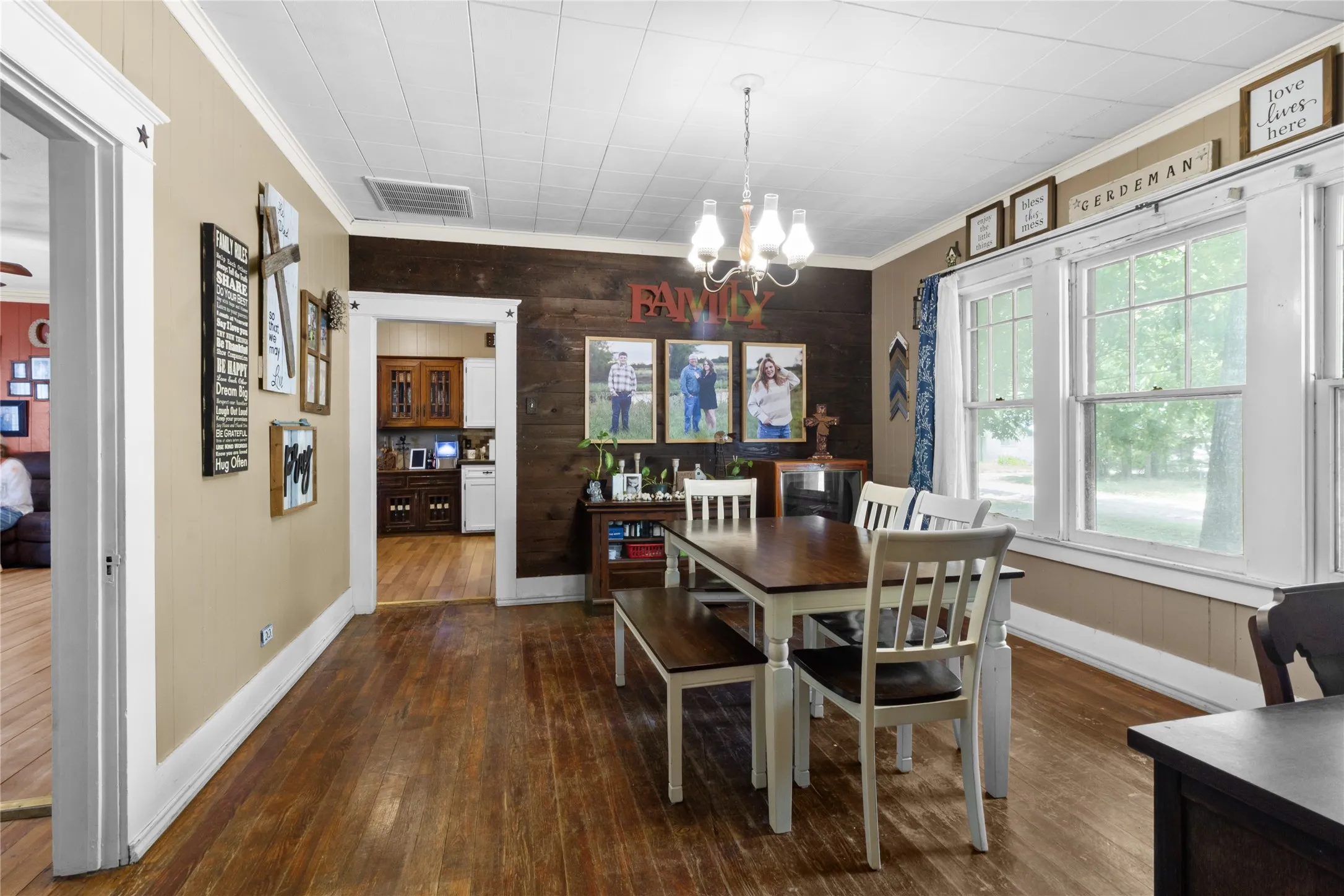 Single Family Residence For Sale in Freestone County , 600 Elm Street, Teague, Texas 75860, 4 Bedroom, 2 Bathroom, Garage spaces, 2,238 Sqft, built in 1955, mls#21308880, Real Estate Agent in Teague, Homes For Sale in Freestone county, Homes For Sale in Teague, Realtor in Teague Texas, Real Estate Brokerage Independent Realty Texas, Luminita Cordes Realtor