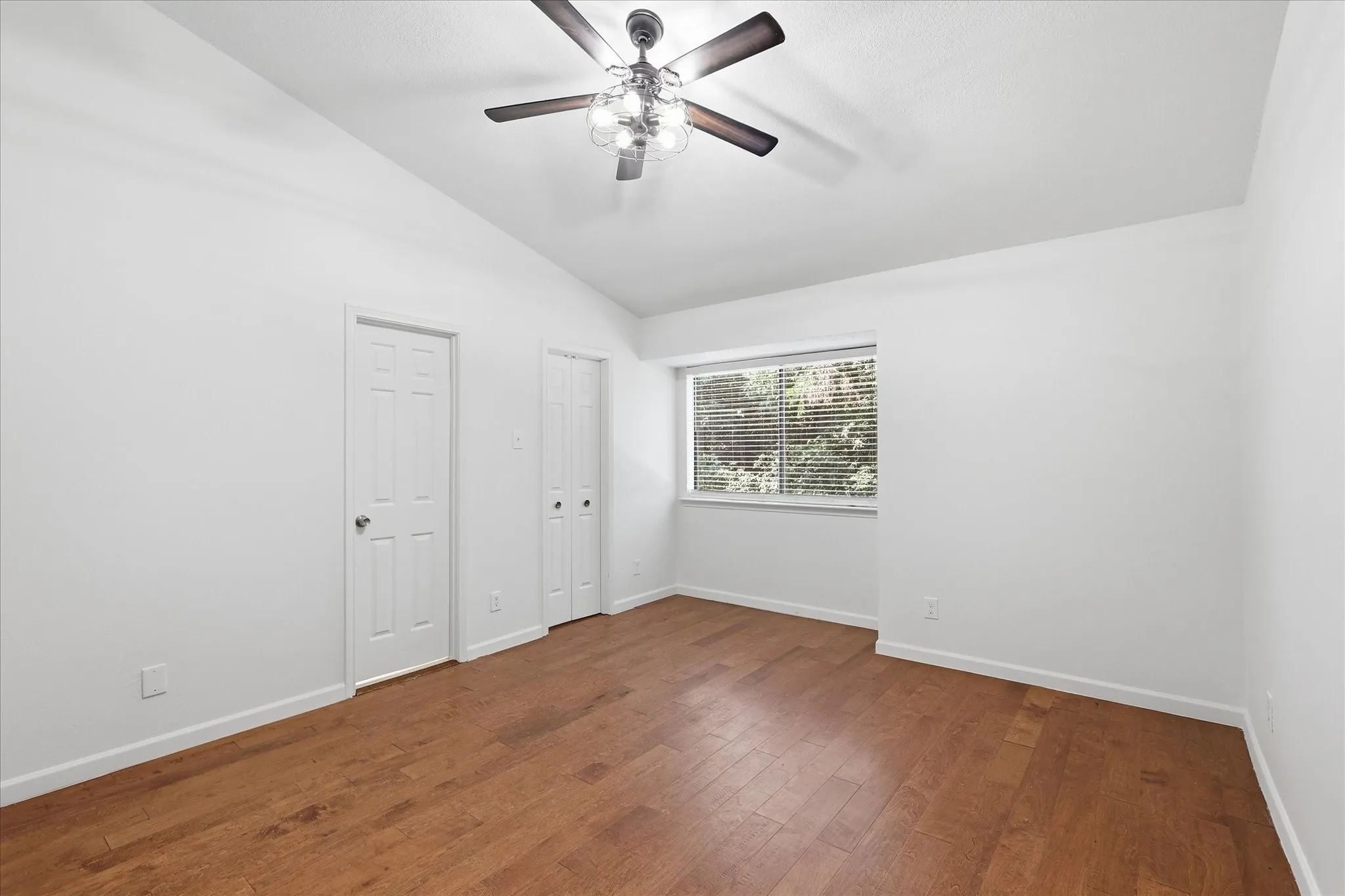 Condominium For Sale in Dallas County , 8750 Park Lane 111, Dallas, Texas 75231, 2 Bedroom, 3 Bathroom, 2 Garage spaces, 1,211 Sqft, built in 1982, mls#21310796, Real Estate Agent in Dallas, Homes For Sale in Dallas county, Homes For Sale in Dallas, Realtor in Dallas Texas, Real Estate Brokerage Independent Realty Texas, Luminita Cordes Realtor