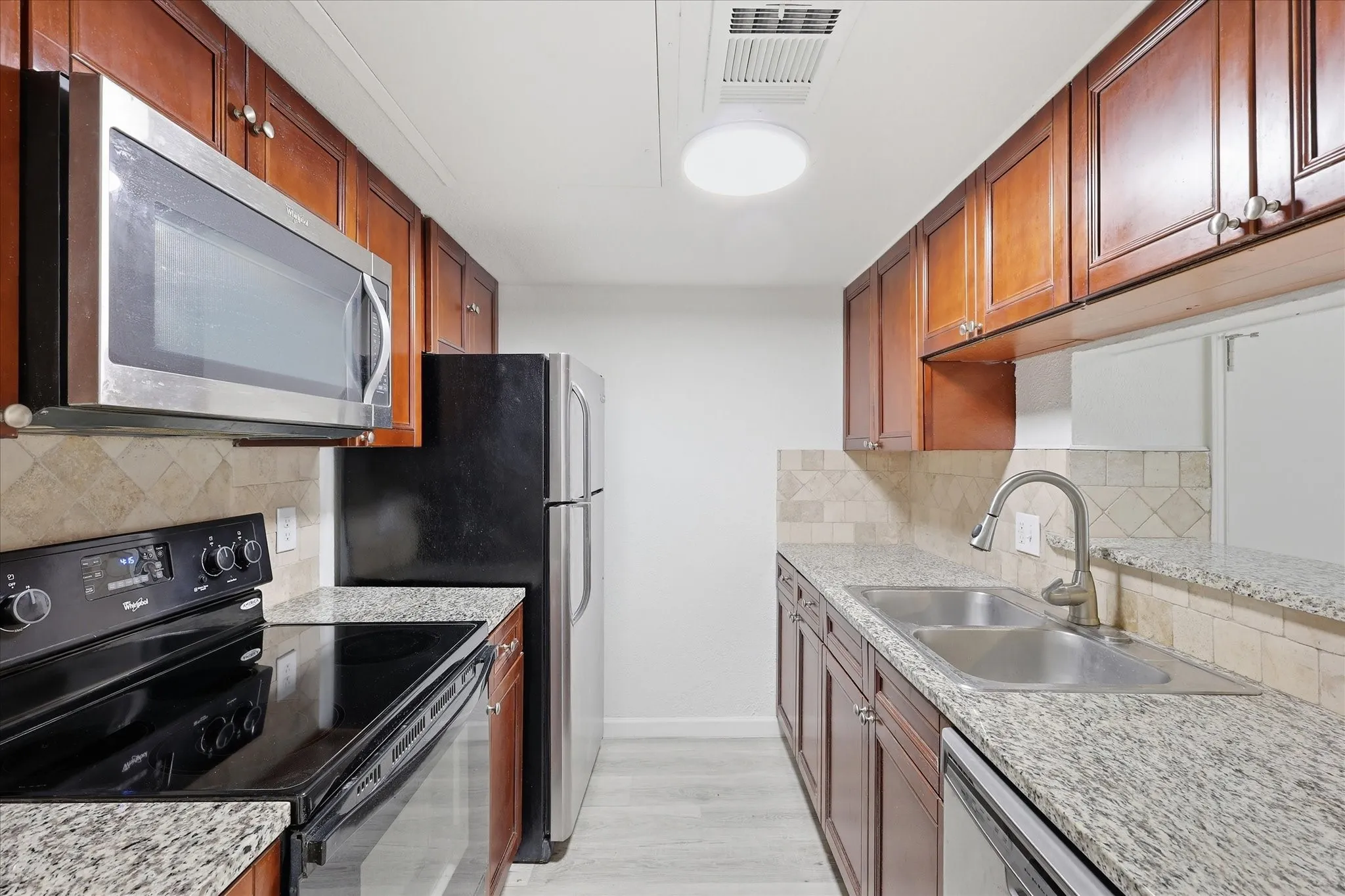 Condominium For Sale in Dallas County , 8750 Park Lane 111, Dallas, Texas 75231, 2 Bedroom, 3 Bathroom, 2 Garage spaces, 1,211 Sqft, built in 1982, mls#21310796, Real Estate Agent in Dallas, Homes For Sale in Dallas county, Homes For Sale in Dallas, Realtor in Dallas Texas, Real Estate Brokerage Independent Realty Texas, Luminita Cordes Realtor