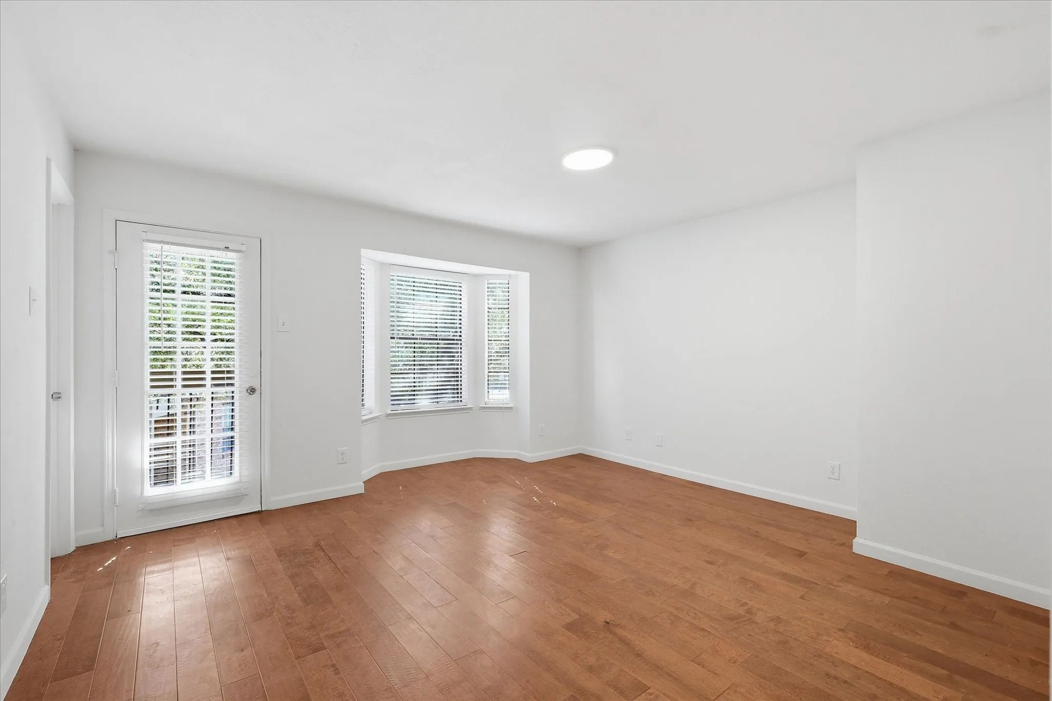 Condominium For Sale in Dallas County , 8750 Park Lane 111, Dallas, Texas 75231, 2 Bedroom, 3 Bathroom, 2 Garage spaces, 1,211 Sqft, built in 1982, mls#21310796, Real Estate Agent in Dallas, Homes For Sale in Dallas county, Homes For Sale in Dallas, Realtor in Dallas Texas, Real Estate Brokerage Independent Realty Texas, Luminita Cordes Realtor