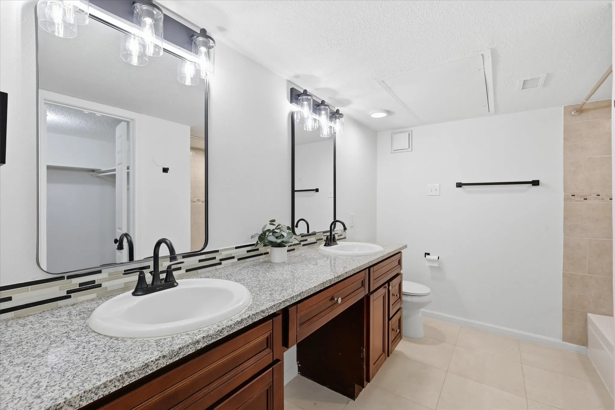 Condominium For Sale in Dallas County , 8750 Park Lane 111, Dallas, Texas 75231, 2 Bedroom, 3 Bathroom, 2 Garage spaces, 1,211 Sqft, built in 1982, mls#21310796, Real Estate Agent in Dallas, Homes For Sale in Dallas county, Homes For Sale in Dallas, Realtor in Dallas Texas, Real Estate Brokerage Independent Realty Texas, Luminita Cordes Realtor
