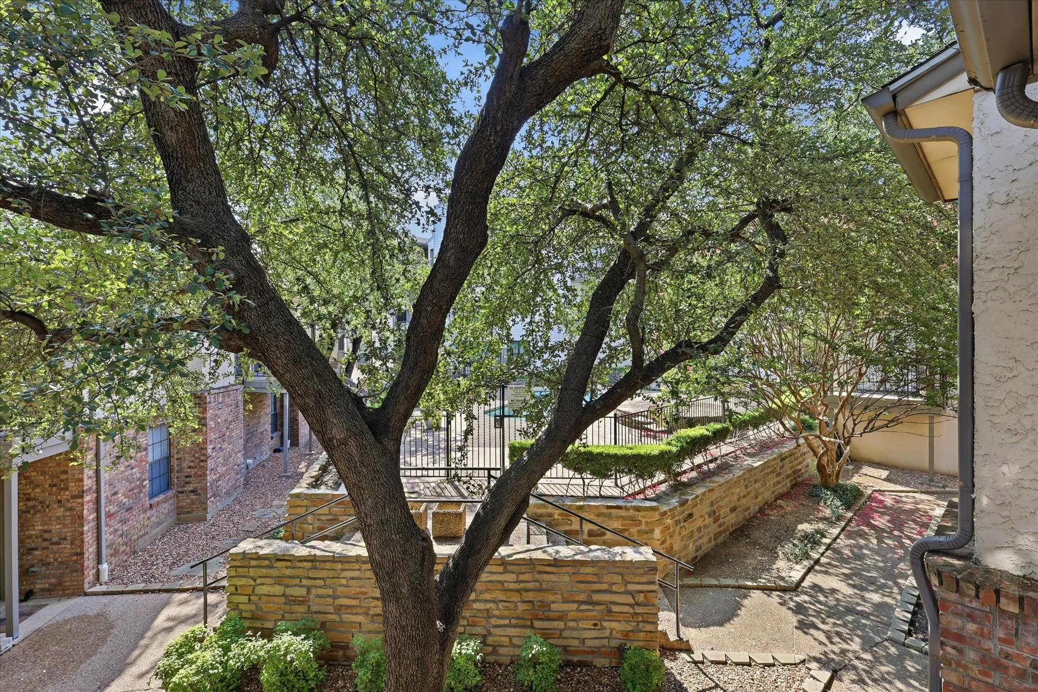 Condominium For Sale in Dallas County , 8750 Park Lane 111, Dallas, Texas 75231, 2 Bedroom, 3 Bathroom, 2 Garage spaces, 1,211 Sqft, built in 1982, mls#21310796, Real Estate Agent in Dallas, Homes For Sale in Dallas county, Homes For Sale in Dallas, Realtor in Dallas Texas, Real Estate Brokerage Independent Realty Texas, Luminita Cordes Realtor