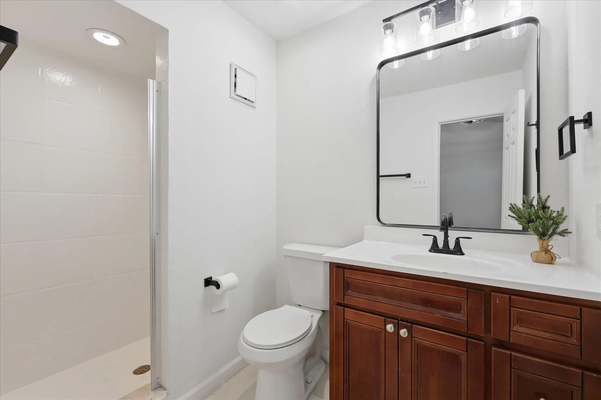 Condominium For Sale in Dallas County , 8750 Park Lane 111, Dallas, Texas 75231, 2 Bedroom, 3 Bathroom, 2 Garage spaces, 1,211 Sqft, built in 1982, mls#21310796, Real Estate Agent in Dallas, Homes For Sale in Dallas county, Homes For Sale in Dallas, Realtor in Dallas Texas, Real Estate Brokerage Independent Realty Texas, Luminita Cordes Realtor