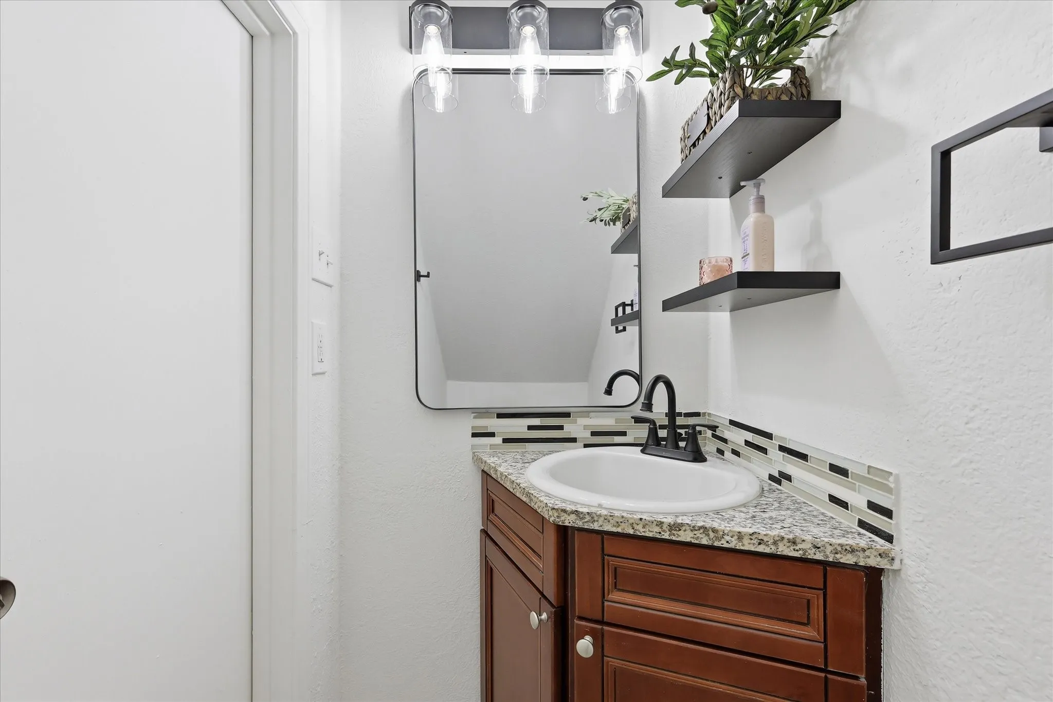 Condominium For Sale in Dallas County , 8750 Park Lane 111, Dallas, Texas 75231, 2 Bedroom, 3 Bathroom, 2 Garage spaces, 1,211 Sqft, built in 1982, mls#21310796, Real Estate Agent in Dallas, Homes For Sale in Dallas county, Homes For Sale in Dallas, Realtor in Dallas Texas, Real Estate Brokerage Independent Realty Texas, Luminita Cordes Realtor