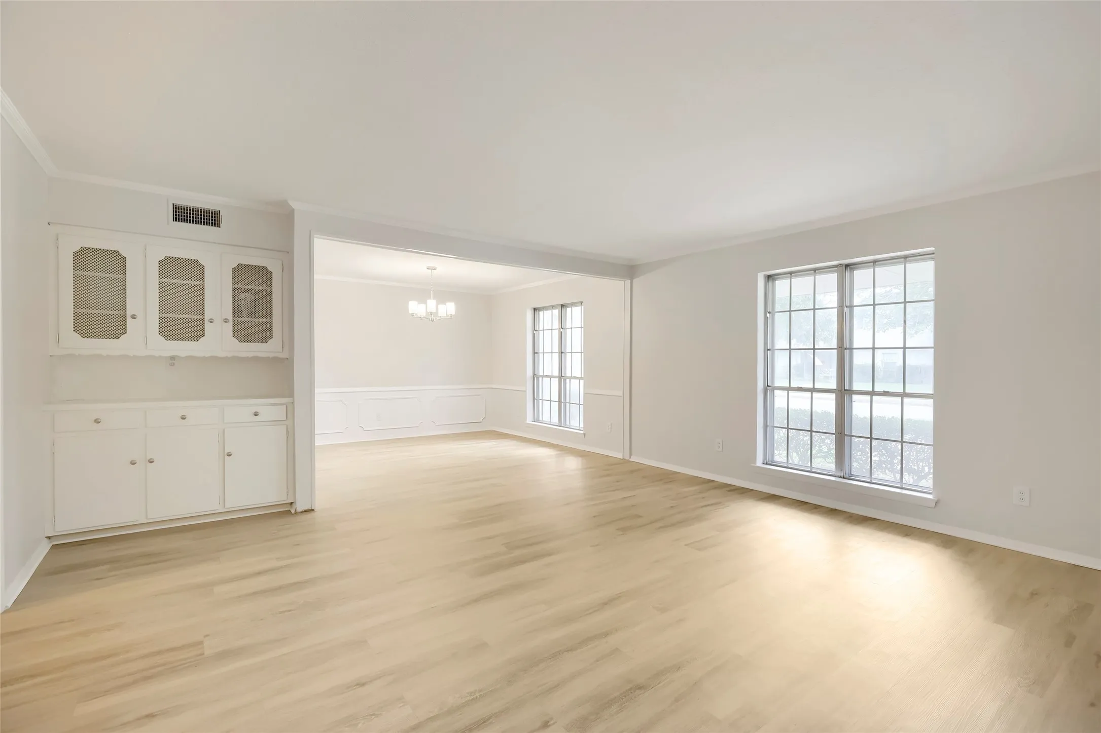 Single Family Residence For Sale in Dallas County , 3256 Chapel Downs Drive, Dallas, Texas 75229, 4 Bedroom, 3 Bathroom, 2 Garage spaces, 2,419 Sqft, built in 1962, mls#21207029, Real Estate Agent in Dallas, Homes For Sale in Dallas county, Homes For Sale in Dallas, Realtor in Dallas Texas, Real Estate Brokerage Independent Realty Texas, Luminita Cordes Realtor