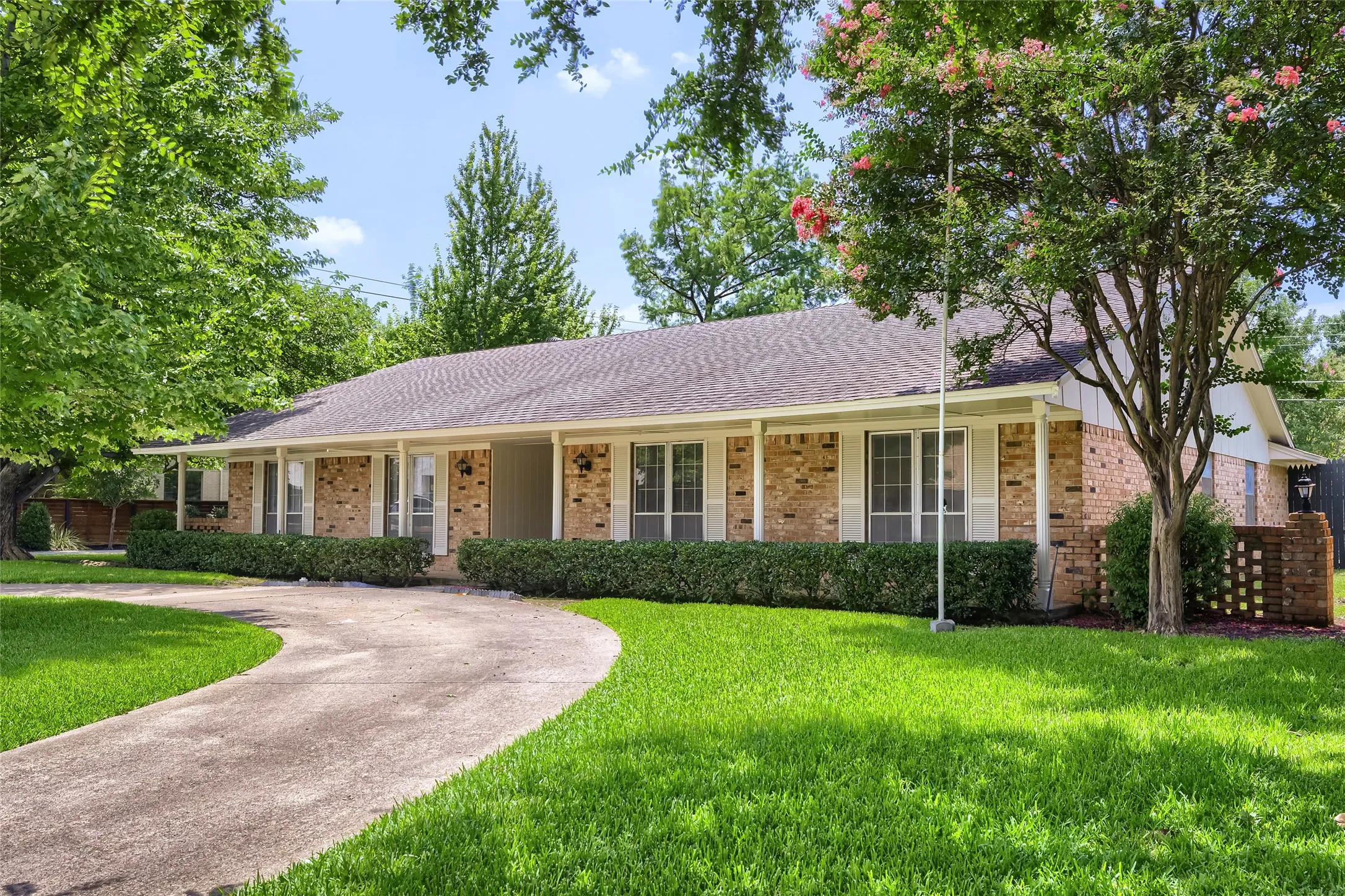 Single Family Residence For Sale in Dallas County , 3256 Chapel Downs Drive, Dallas, Texas 75229, 4 Bedroom, 3 Bathroom, 2 Garage spaces, 2,419 Sqft, built in 1962, mls#21207029, Real Estate Agent in Dallas, Homes For Sale in Dallas county, Homes For Sale in Dallas, Realtor in Dallas Texas, Real Estate Brokerage Independent Realty Texas, Luminita Cordes Realtor