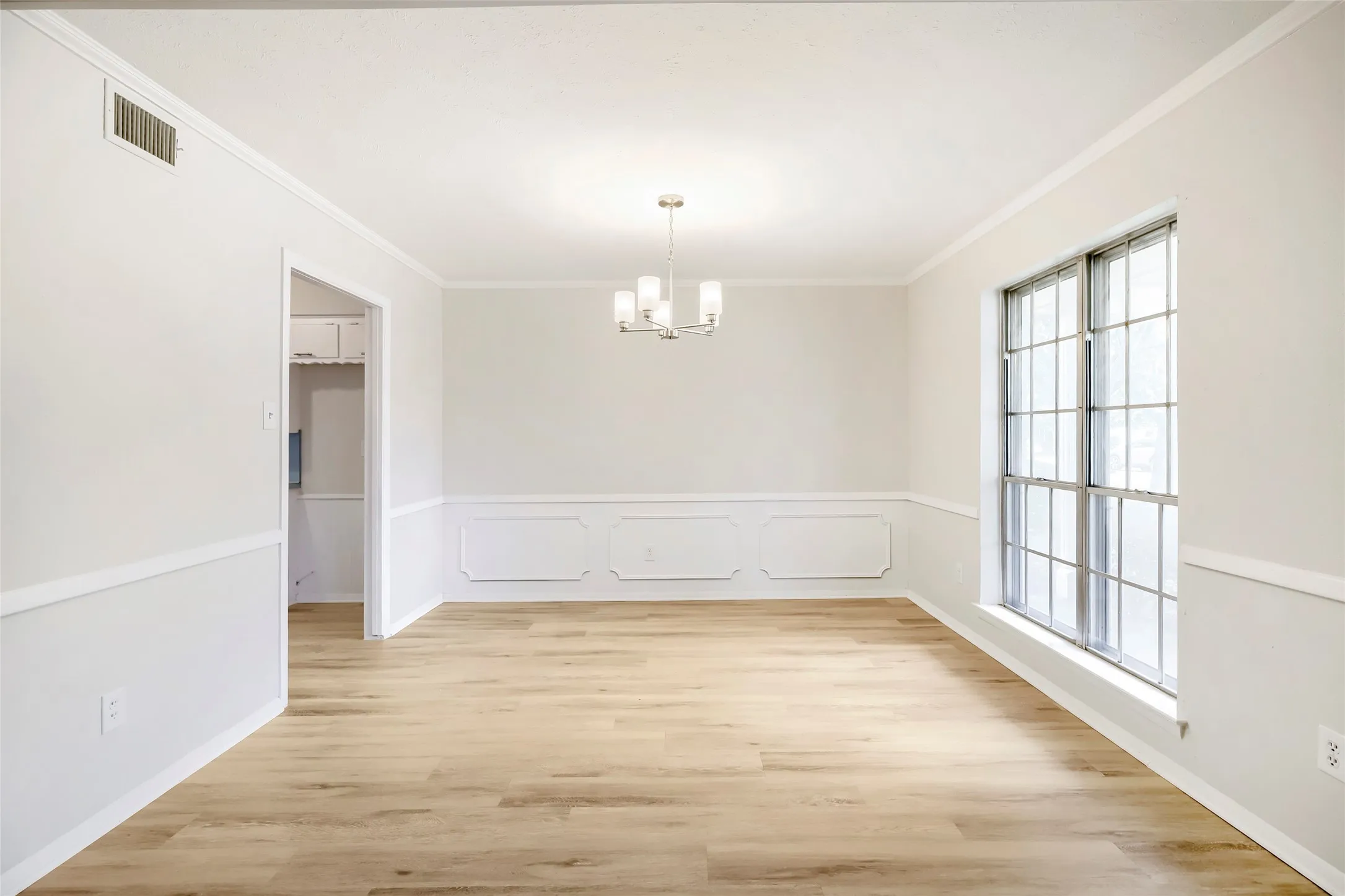 Single Family Residence For Sale in Dallas County , 3256 Chapel Downs Drive, Dallas, Texas 75229, 4 Bedroom, 3 Bathroom, 2 Garage spaces, 2,419 Sqft, built in 1962, mls#21207029, Real Estate Agent in Dallas, Homes For Sale in Dallas county, Homes For Sale in Dallas, Realtor in Dallas Texas, Real Estate Brokerage Independent Realty Texas, Luminita Cordes Realtor