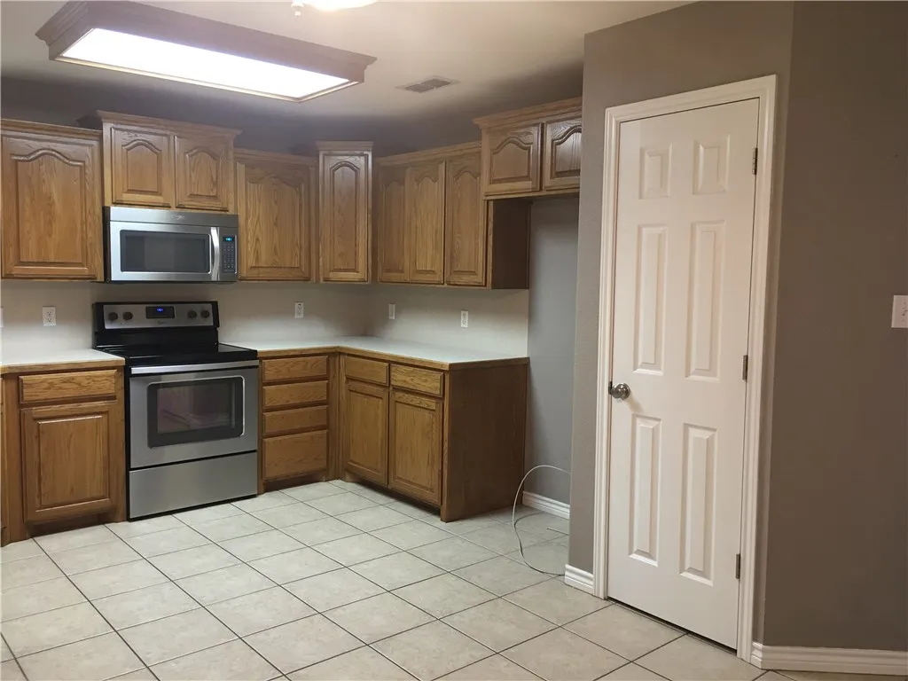Single Family Residence For Rent in Taylor County , 2218 Old Ironsides Road, Abilene, Texas 79601, 3 Bedroom, 2 Bathroom, 1 Garage spaces, 1,561 Sqft, built in 2004, mls#21311108, Real Estate Agent in Abilene, Homes For Rent in Taylor county, Homes For Rent in Abilene, Realtor in Abilene Texas, Real Estate Brokerage Independent Realty Texas, Luminita Cordes Realtor