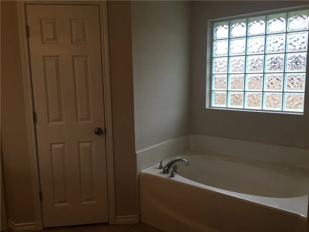 Single Family Residence For Rent in Taylor County , 2218 Old Ironsides Road, Abilene, Texas 79601, 3 Bedroom, 2 Bathroom, 1 Garage spaces, 1,561 Sqft, built in 2004, mls#21311108, Real Estate Agent in Abilene, Homes For Rent in Taylor county, Homes For Rent in Abilene, Realtor in Abilene Texas, Real Estate Brokerage Independent Realty Texas, Luminita Cordes Realtor