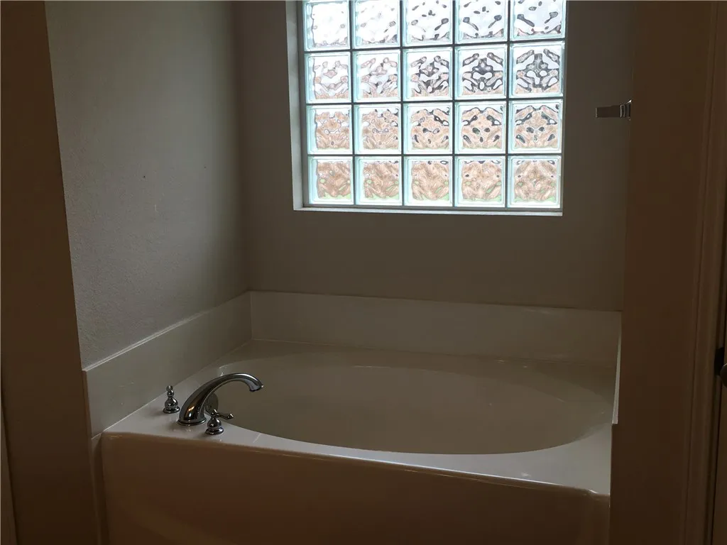 Single Family Residence For Rent in Taylor County , 2218 Old Ironsides Road, Abilene, Texas 79601, 3 Bedroom, 2 Bathroom, 1 Garage spaces, 1,561 Sqft, built in 2004, mls#21311108, Real Estate Agent in Abilene, Homes For Rent in Taylor county, Homes For Rent in Abilene, Realtor in Abilene Texas, Real Estate Brokerage Independent Realty Texas, Luminita Cordes Realtor