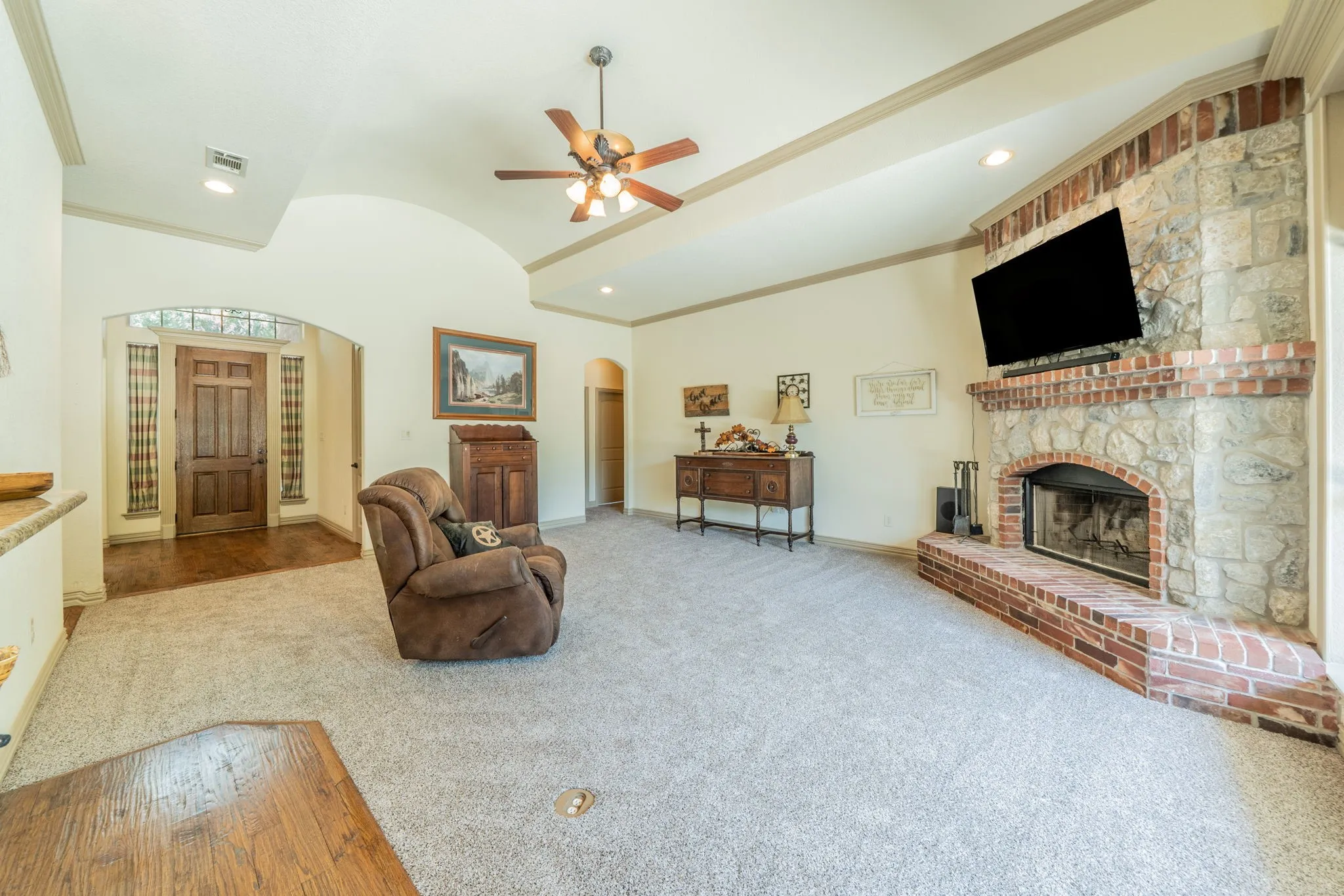 Living room - Custom ceiling and crown molding. NEW CARPET!