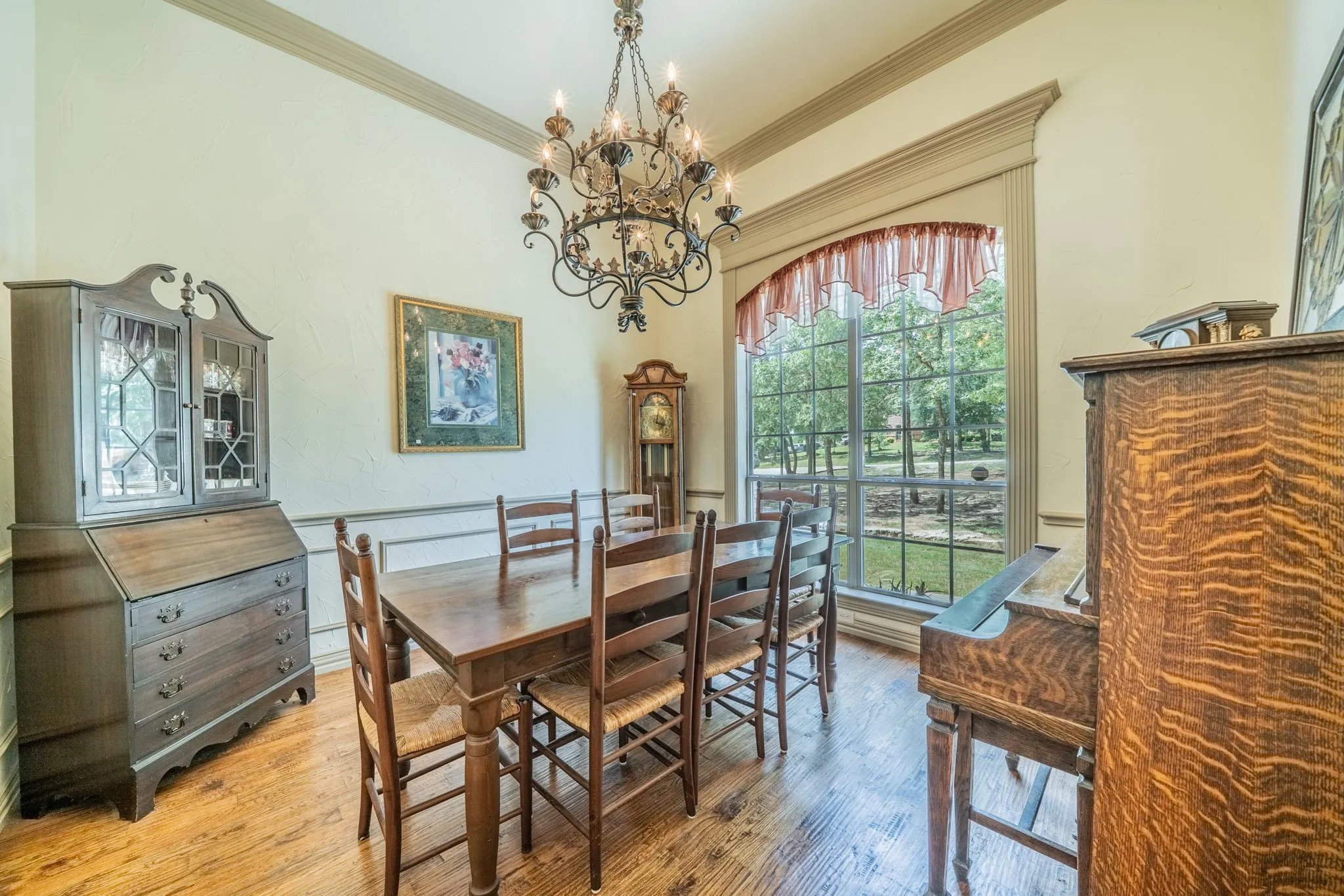 Formal dining feature crown molding, custom lighting.
