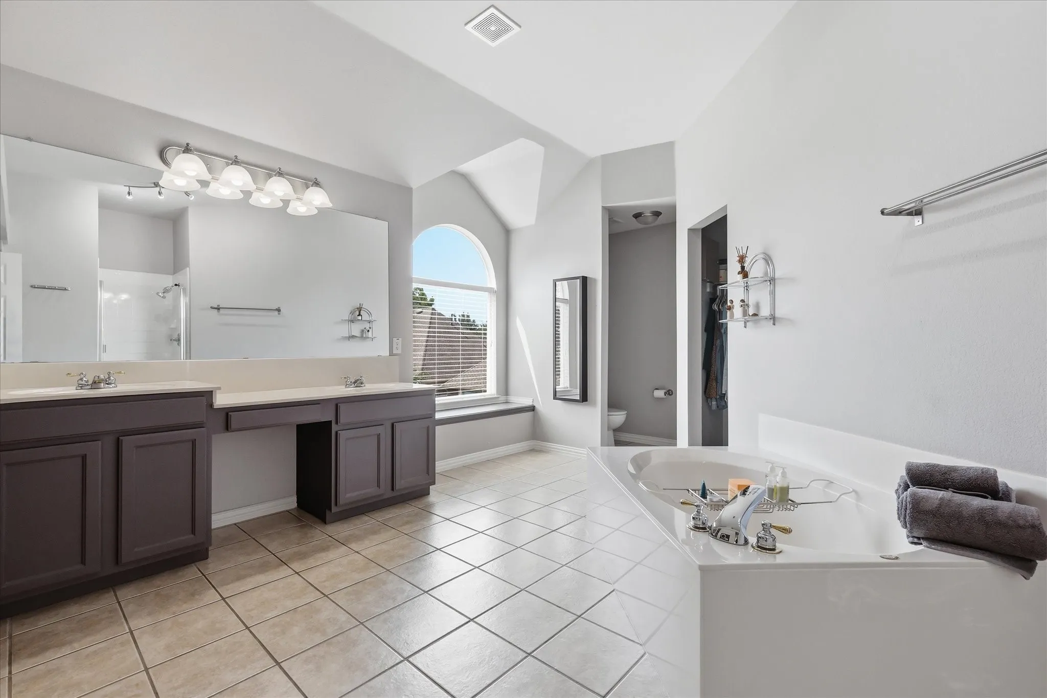 Single Family Residence For Sale in Denton County , 851 Branch Crossing, Lantana, Texas 76226, 4 Bedroom, 3 Bathroom, 2 Garage spaces, 3,015 Sqft, built in 2004, mls#21292728, Real Estate Agent in Lantana, Homes For Sale in Denton county, Homes For Sale in Lantana, Realtor in Lantana Texas, Real Estate Brokerage Independent Realty Texas, Luminita Cordes Realtor