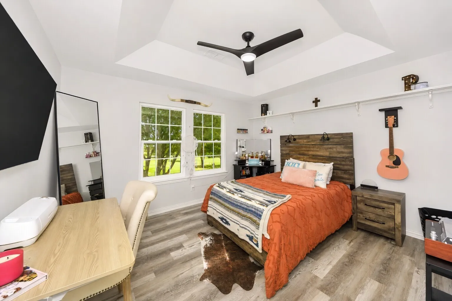 
This upstairs bedroom sits on the north side of the home and is one of the two rooms that make up the Jack-and-Jill layout. It’s bright, comfortable, and well-sized, with easy access to the shared bathroom. The setup works beautifully for siblings, guests, or anyone who wants a quiet space tucked away from the main living areas.