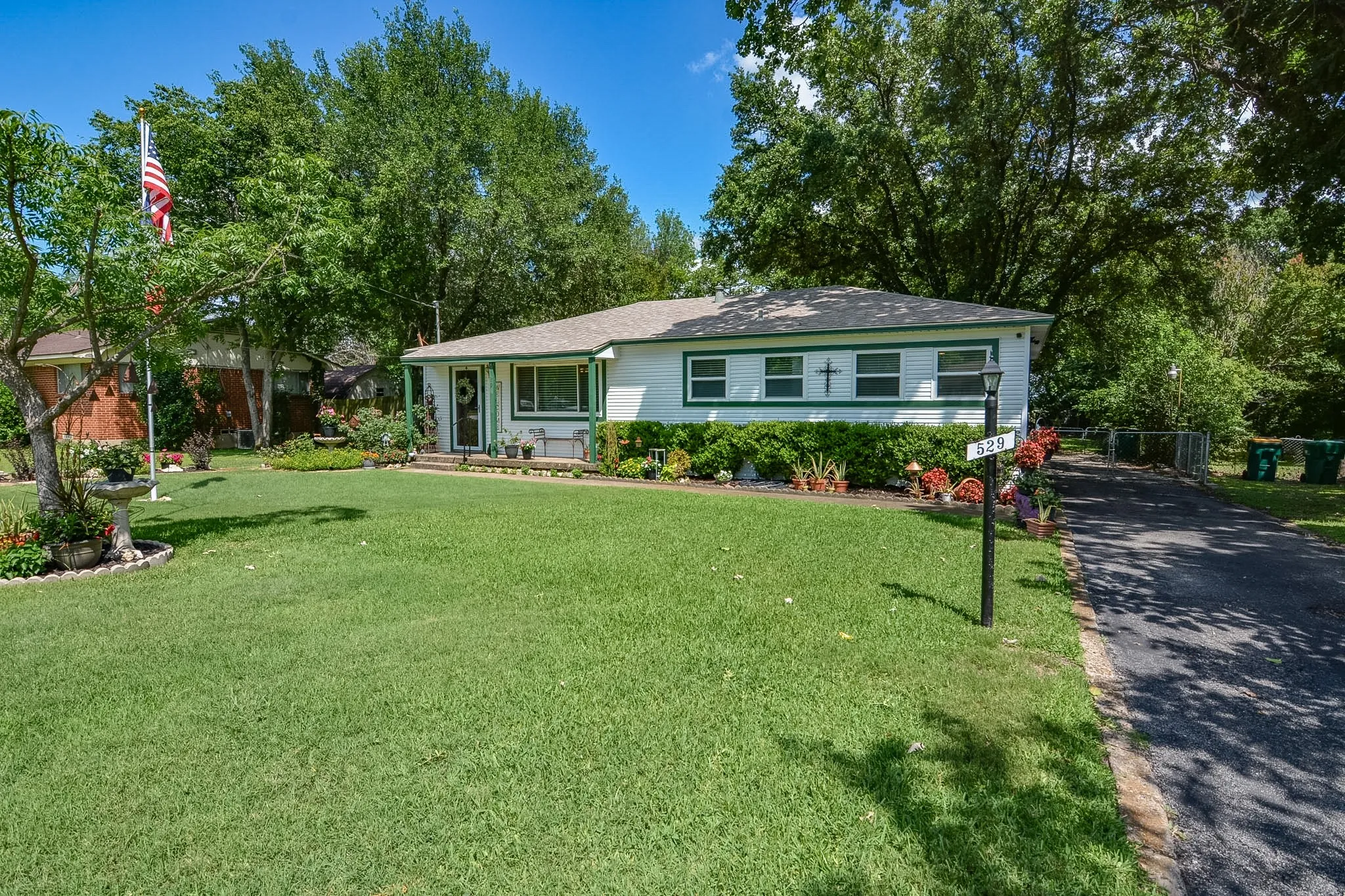 Single Family Residence For Sale in Dallas County , 529 Lee Street, Cedar Hill, Texas 75104, 3 Bedroom, 2 Bathroom, 1 Garage spaces, 1,510 Sqft, built in 1960, mls#21308010, Real Estate Agent in Cedar Hill, Homes For Sale in Dallas county, Homes For Sale in Cedar Hill, Realtor in Cedar Hill Texas, Real Estate Brokerage Independent Realty Texas, Luminita Cordes Realtor