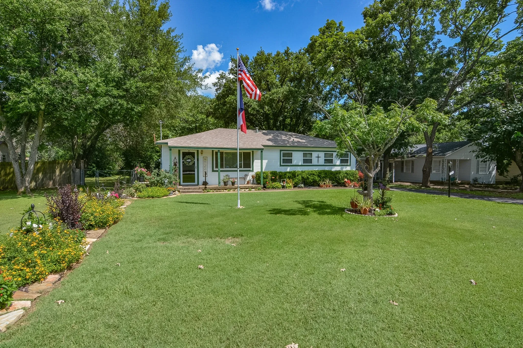Single Family Residence For Sale in Dallas County , 529 Lee Street, Cedar Hill, Texas 75104, 3 Bedroom, 2 Bathroom, 1 Garage spaces, 1,510 Sqft, built in 1960, mls#21308010, Real Estate Agent in Cedar Hill, Homes For Sale in Dallas county, Homes For Sale in Cedar Hill, Realtor in Cedar Hill Texas, Real Estate Brokerage Independent Realty Texas, Luminita Cordes Realtor