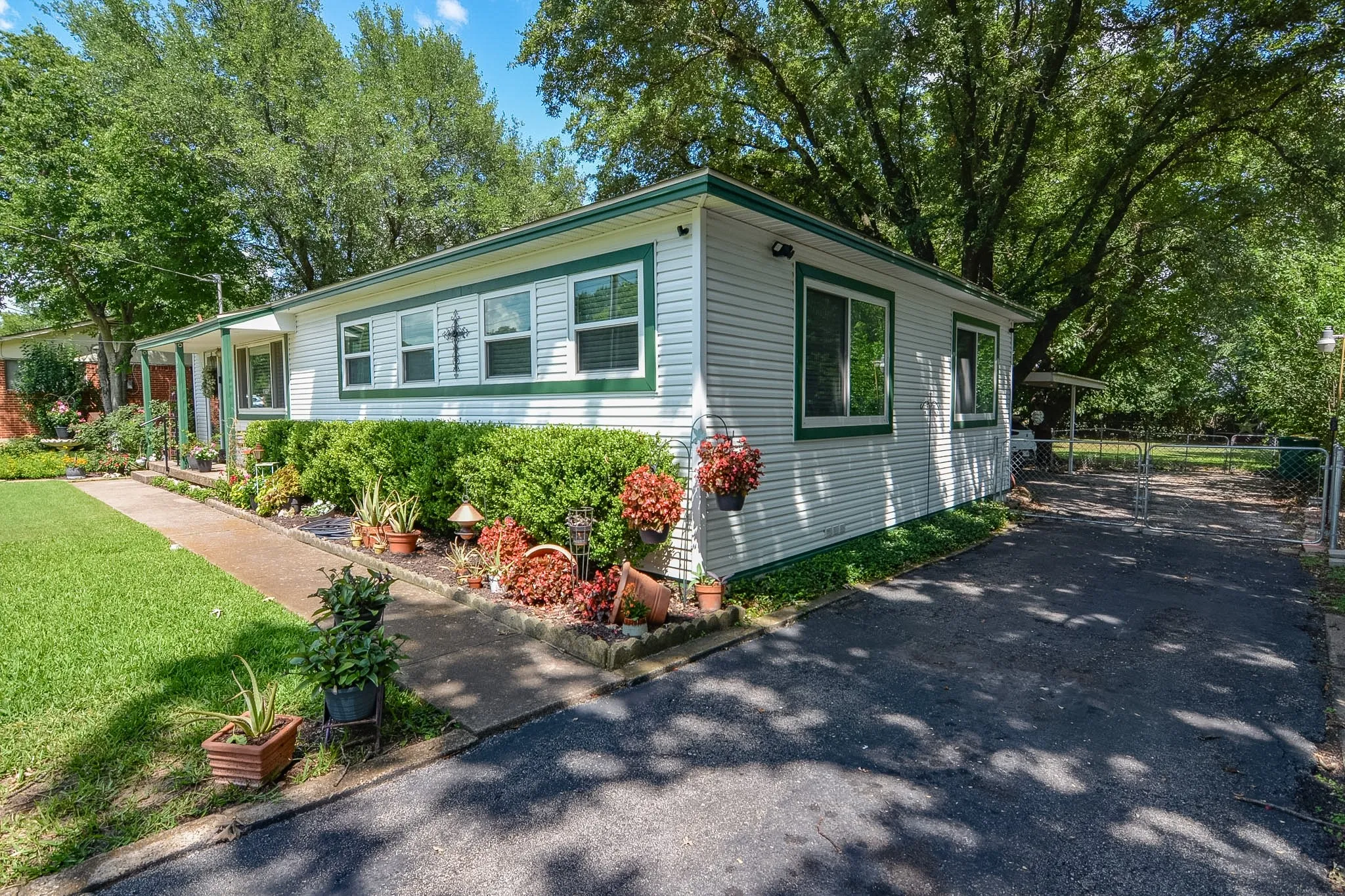 Single Family Residence For Sale in Dallas County , 529 Lee Street, Cedar Hill, Texas 75104, 3 Bedroom, 2 Bathroom, 1 Garage spaces, 1,510 Sqft, built in 1960, mls#21308010, Real Estate Agent in Cedar Hill, Homes For Sale in Dallas county, Homes For Sale in Cedar Hill, Realtor in Cedar Hill Texas, Real Estate Brokerage Independent Realty Texas, Luminita Cordes Realtor