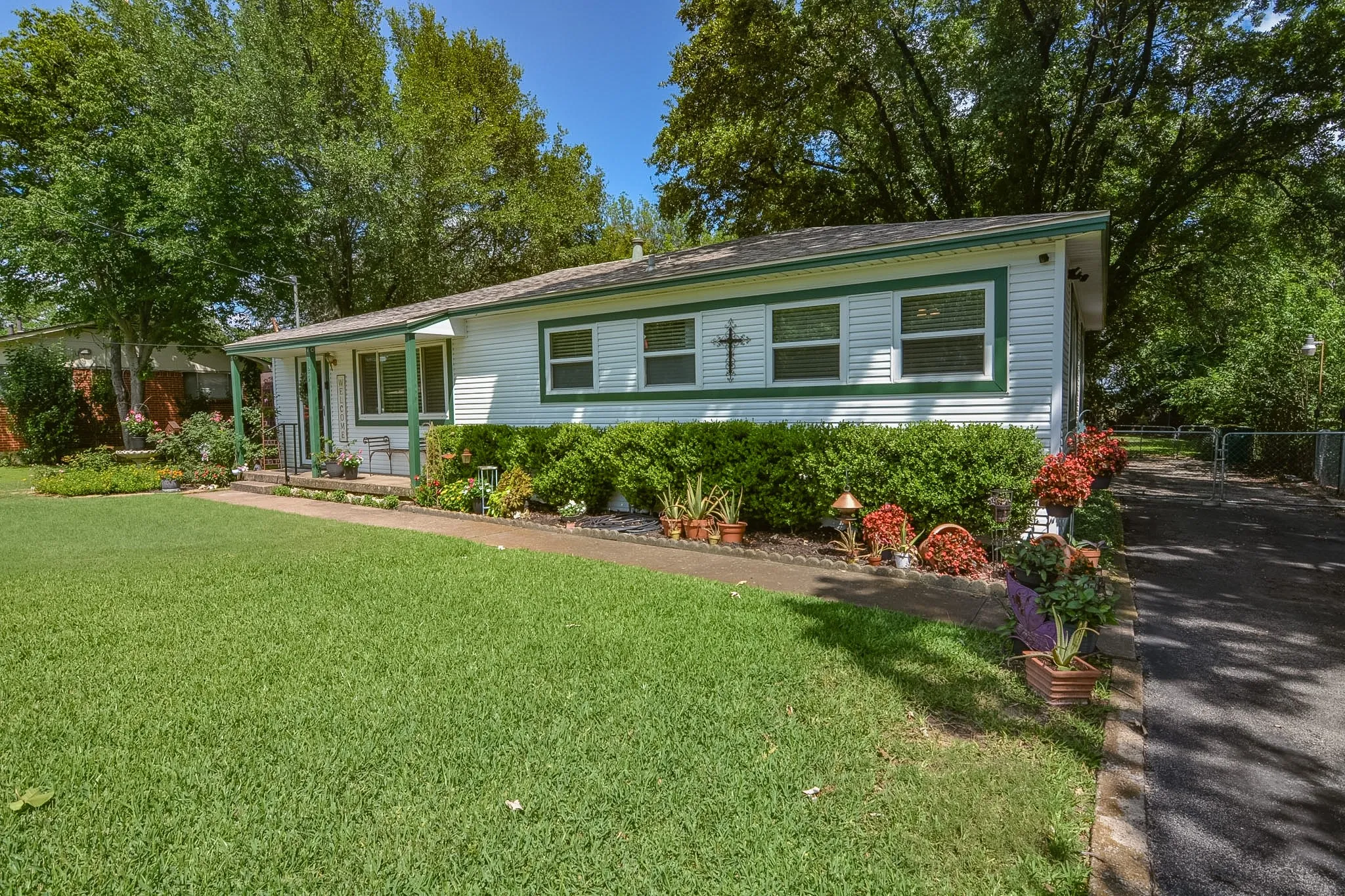 Single Family Residence For Sale in Dallas County , 529 Lee Street, Cedar Hill, Texas 75104, 3 Bedroom, 2 Bathroom, 1 Garage spaces, 1,510 Sqft, built in 1960, mls#21308010, Real Estate Agent in Cedar Hill, Homes For Sale in Dallas county, Homes For Sale in Cedar Hill, Realtor in Cedar Hill Texas, Real Estate Brokerage Independent Realty Texas, Luminita Cordes Realtor
