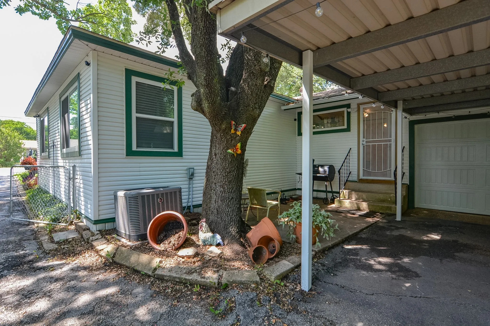 Single Family Residence For Sale in Dallas County , 529 Lee Street, Cedar Hill, Texas 75104, 3 Bedroom, 2 Bathroom, 1 Garage spaces, 1,510 Sqft, built in 1960, mls#21308010, Real Estate Agent in Cedar Hill, Homes For Sale in Dallas county, Homes For Sale in Cedar Hill, Realtor in Cedar Hill Texas, Real Estate Brokerage Independent Realty Texas, Luminita Cordes Realtor