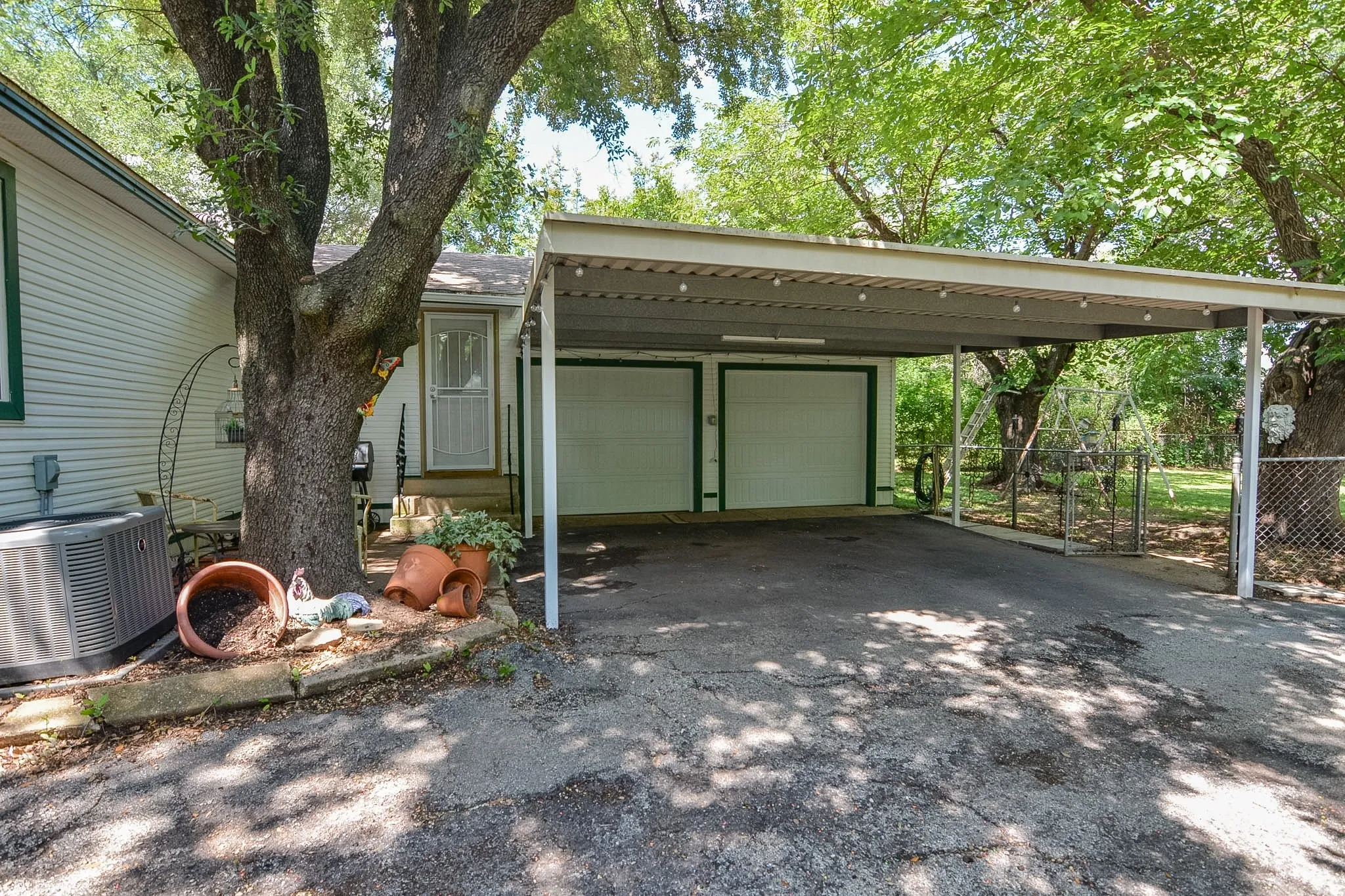 Single Family Residence For Sale in Dallas County , 529 Lee Street, Cedar Hill, Texas 75104, 3 Bedroom, 2 Bathroom, 1 Garage spaces, 1,510 Sqft, built in 1960, mls#21308010, Real Estate Agent in Cedar Hill, Homes For Sale in Dallas county, Homes For Sale in Cedar Hill, Realtor in Cedar Hill Texas, Real Estate Brokerage Independent Realty Texas, Luminita Cordes Realtor