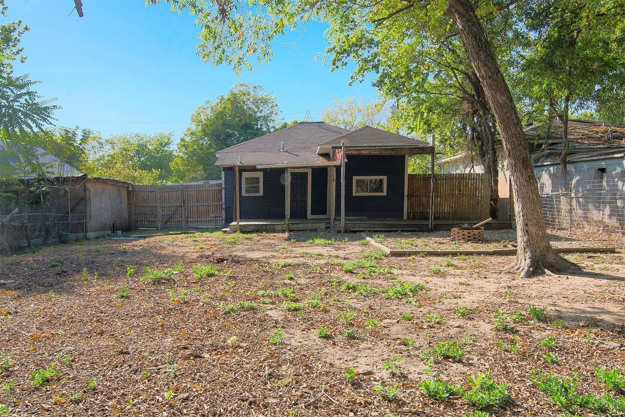 Single Family Residence For Sale in Hunt County , 413 MANSON Street, Wolfe City, Texas 75496, 2 Bedroom, 1 Bathroom, Garage spaces, 976 Sqft, built in 1914, Price $99,000, mls#21311113, Real Estate Agent in Wolfe City, Homes For Sale in Hunt county, Homes For Sale in Wolfe City, Realtor in Wolfe City Texas, Real Estate Brokerage Independent Realty Texas, Luminita Cordes Realtor