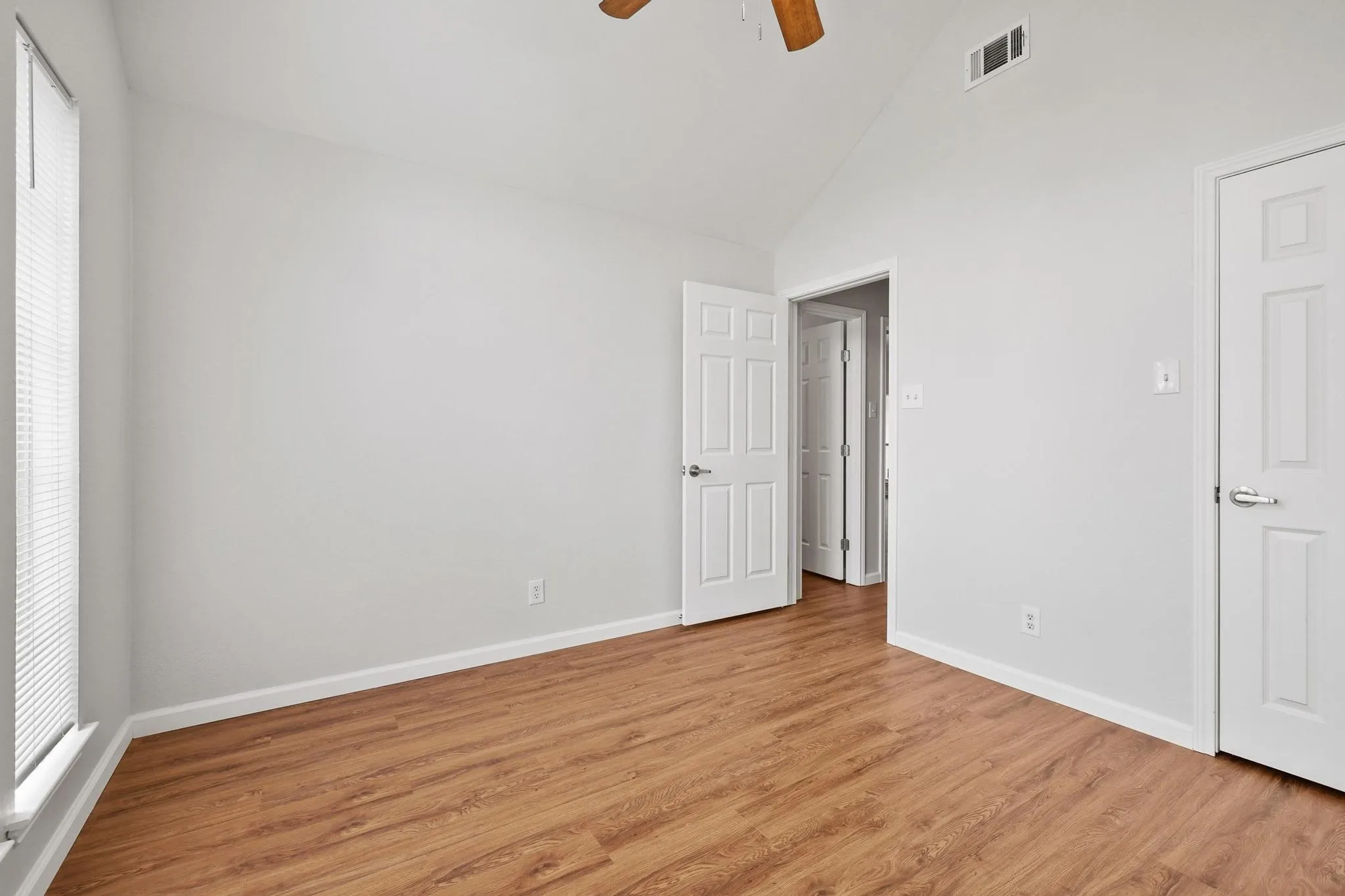 Single Family Residence For Sale in Grayson County , 4810 Hilre Drive, Sherman, Texas 75092, 3 Bedroom, 2 Bathroom, 2 Garage spaces, 1,599 Sqft, built in 2007, mls#21310058, Real Estate Agent in Sherman, Homes For Sale in Grayson county, Homes For Sale in Sherman, Realtor in Sherman Texas, Real Estate Brokerage Independent Realty Texas, Luminita Cordes Realtor