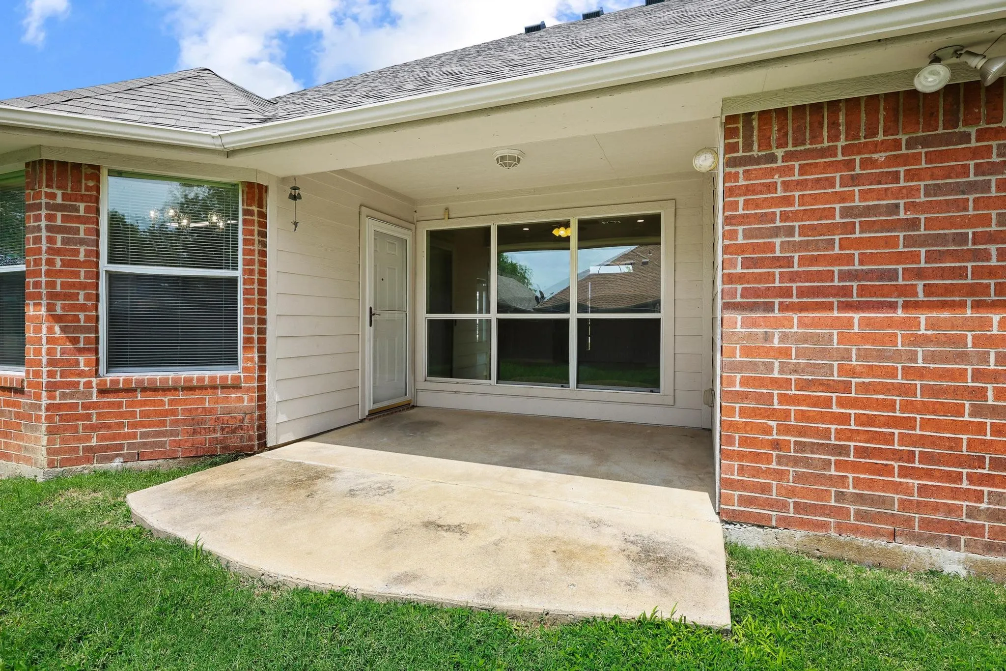 Single Family Residence For Sale in Grayson County , 4810 Hilre Drive, Sherman, Texas 75092, 3 Bedroom, 2 Bathroom, 2 Garage spaces, 1,599 Sqft, built in 2007, mls#21310058, Real Estate Agent in Sherman, Homes For Sale in Grayson county, Homes For Sale in Sherman, Realtor in Sherman Texas, Real Estate Brokerage Independent Realty Texas, Luminita Cordes Realtor