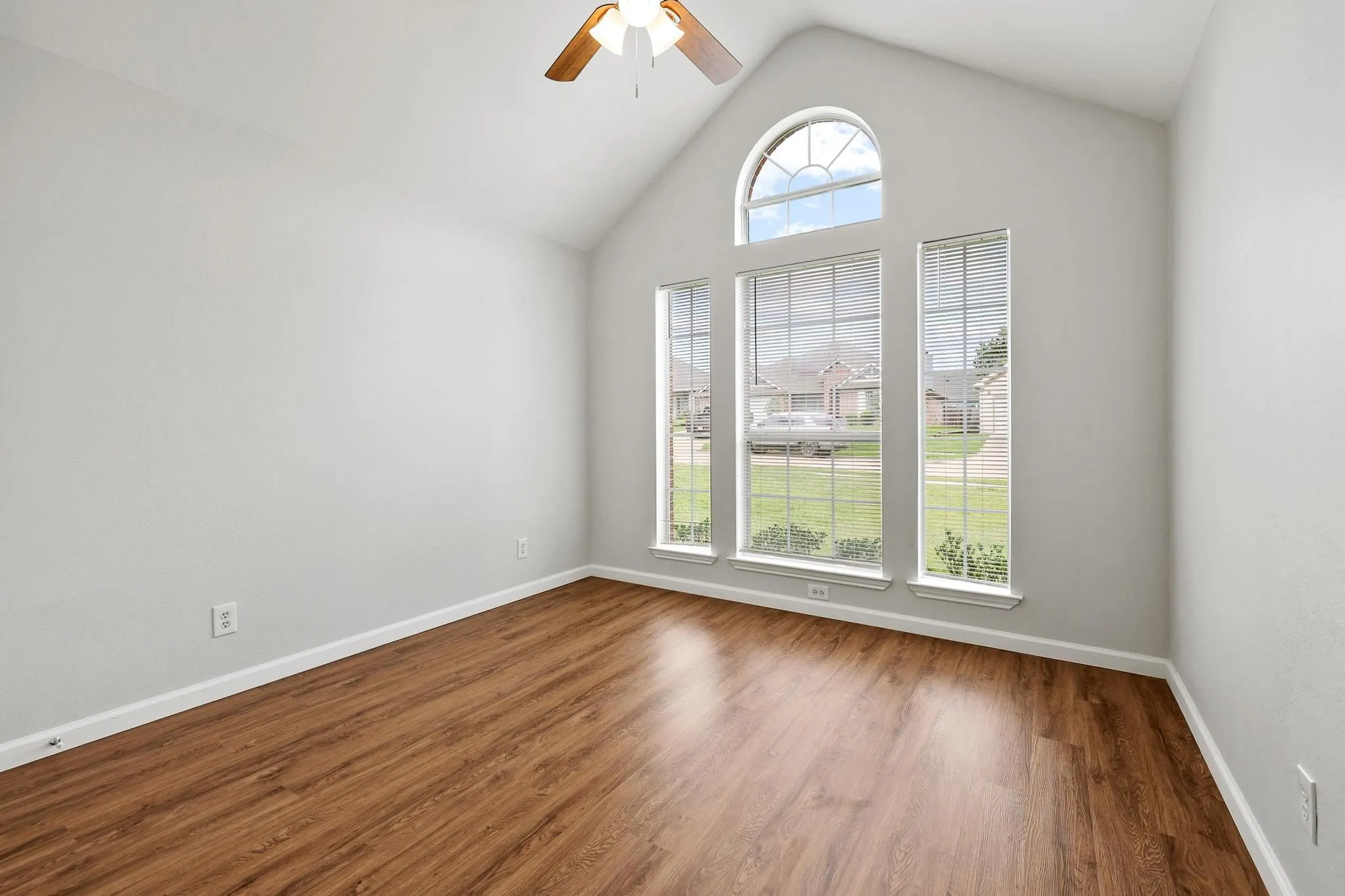 Single Family Residence For Sale in Grayson County , 4810 Hilre Drive, Sherman, Texas 75092, 3 Bedroom, 2 Bathroom, 2 Garage spaces, 1,599 Sqft, built in 2007, mls#21310058, Real Estate Agent in Sherman, Homes For Sale in Grayson county, Homes For Sale in Sherman, Realtor in Sherman Texas, Real Estate Brokerage Independent Realty Texas, Luminita Cordes Realtor