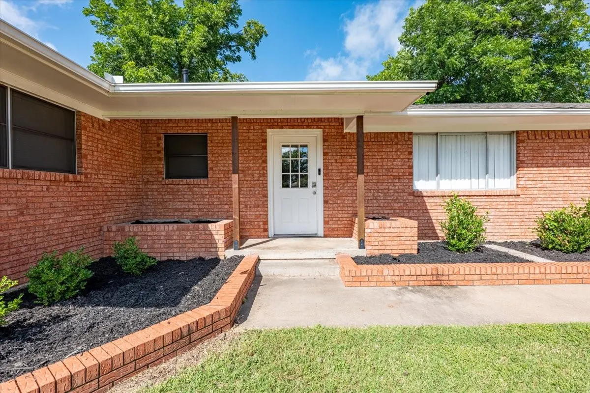 Single Family Residence For Sale in Erath County , 1762 N Mc Cart Street, Stephenville, Texas 76401, 4 Bedroom, 2 Bathroom, 1 Garage spaces, 1,990 Sqft, built in 1963, mls#21305333, Real Estate Agent in Stephenville, Homes For Sale in Erath county, Homes For Sale in Stephenville, Realtor in Stephenville Texas, Real Estate Brokerage Independent Realty Texas, Luminita Cordes Realtor