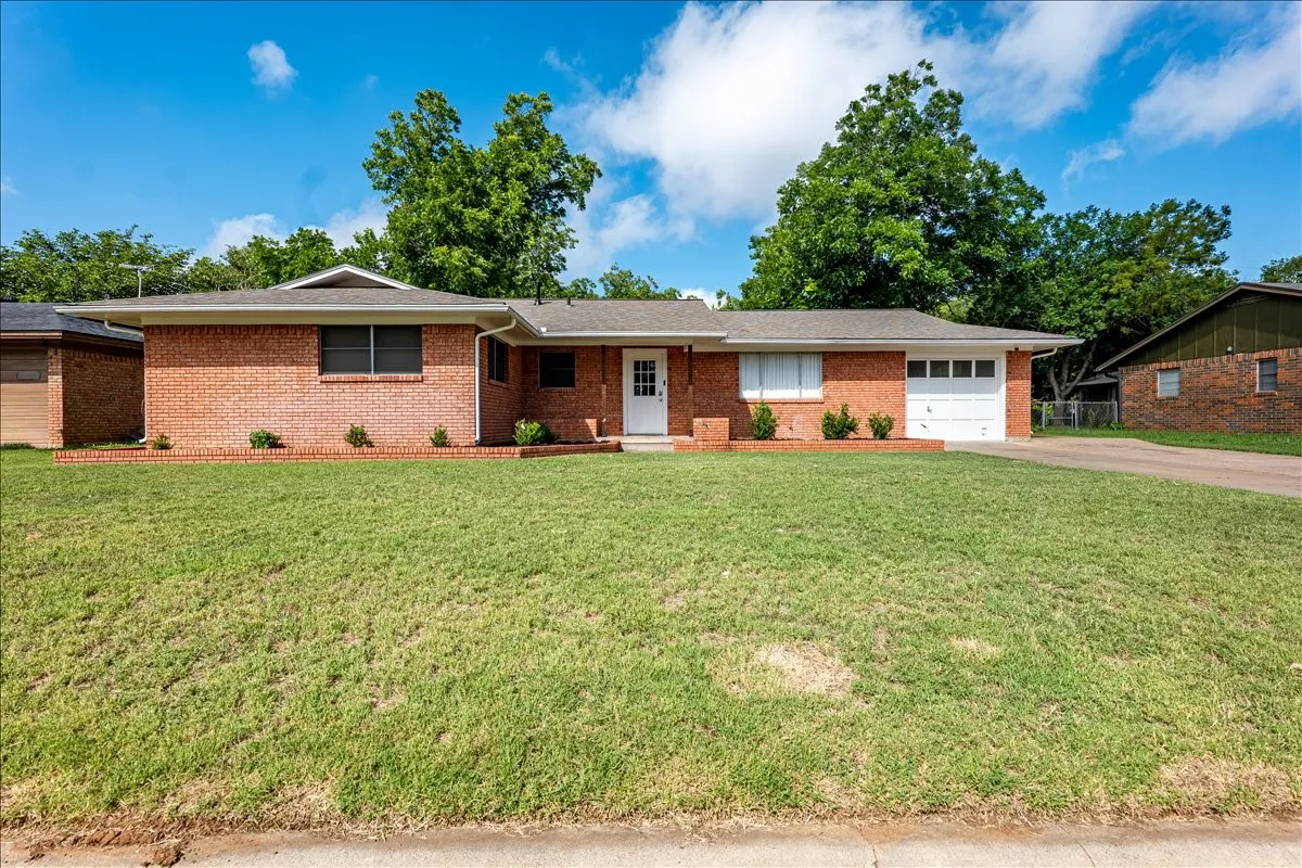 Single Family Residence For Sale in Erath County , 1762 N Mc Cart Street, Stephenville, Texas 76401, 4 Bedroom, 2 Bathroom, 1 Garage spaces, 1,990 Sqft, built in 1963, mls#21305333, Real Estate Agent in Stephenville, Homes For Sale in Erath county, Homes For Sale in Stephenville, Realtor in Stephenville Texas, Real Estate Brokerage Independent Realty Texas, Luminita Cordes Realtor
